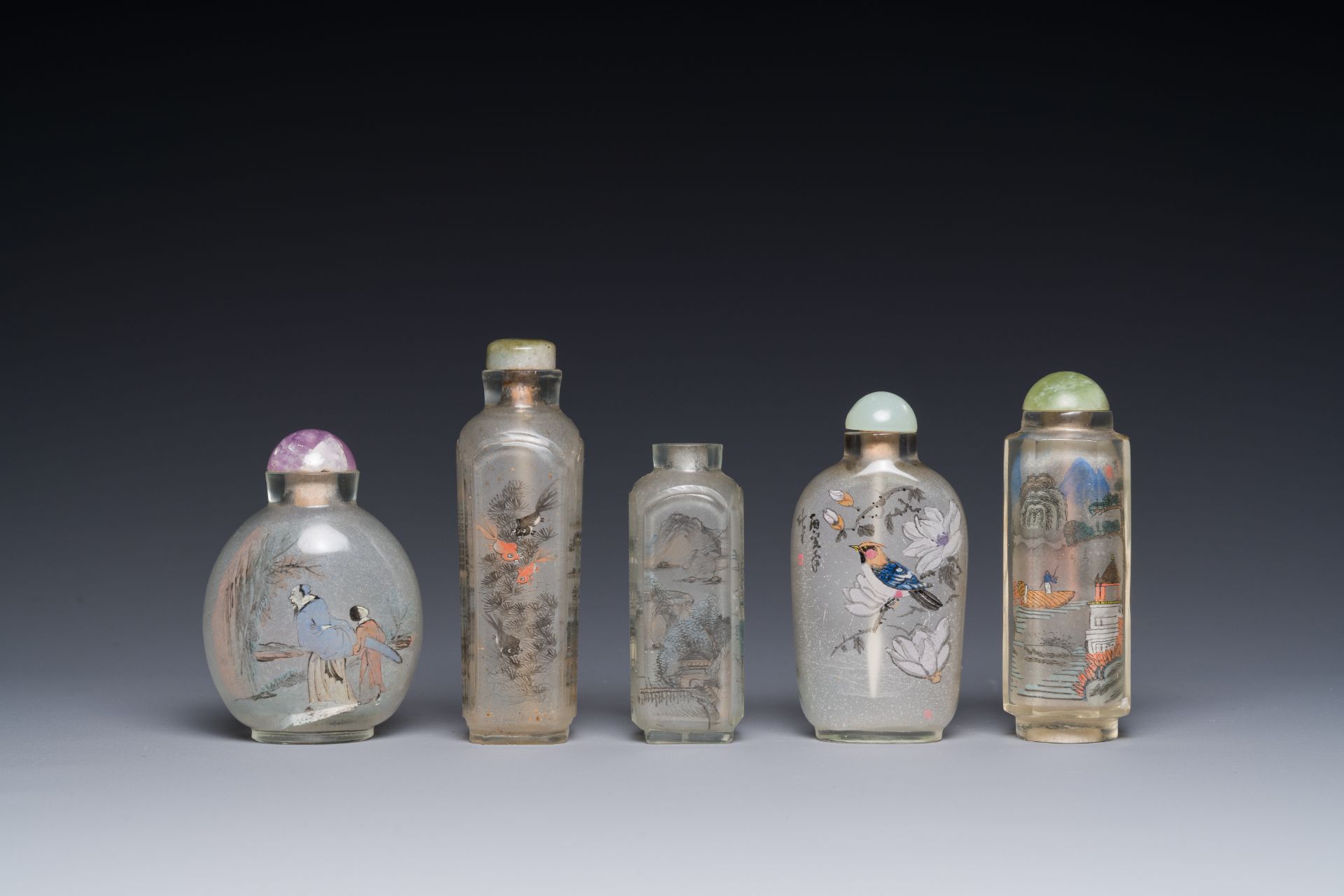 Five Chinese inside-painted glass snuff bottles, 20th C. - Bild 2 aus 4