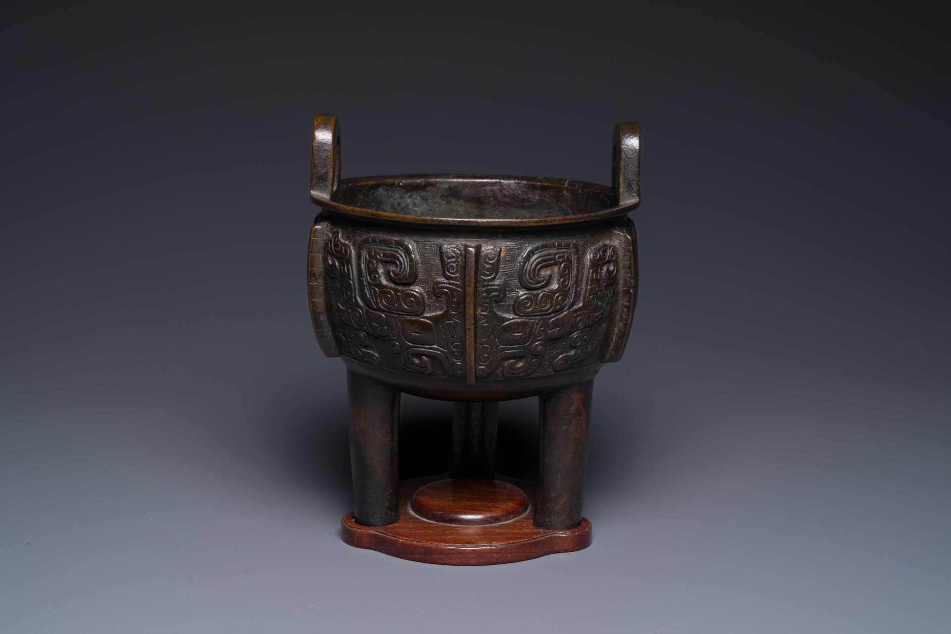 A Chinese archaistic bronze tripod censer on wooden stand, 'ding', Song/Ming - Bild 3 aus 21