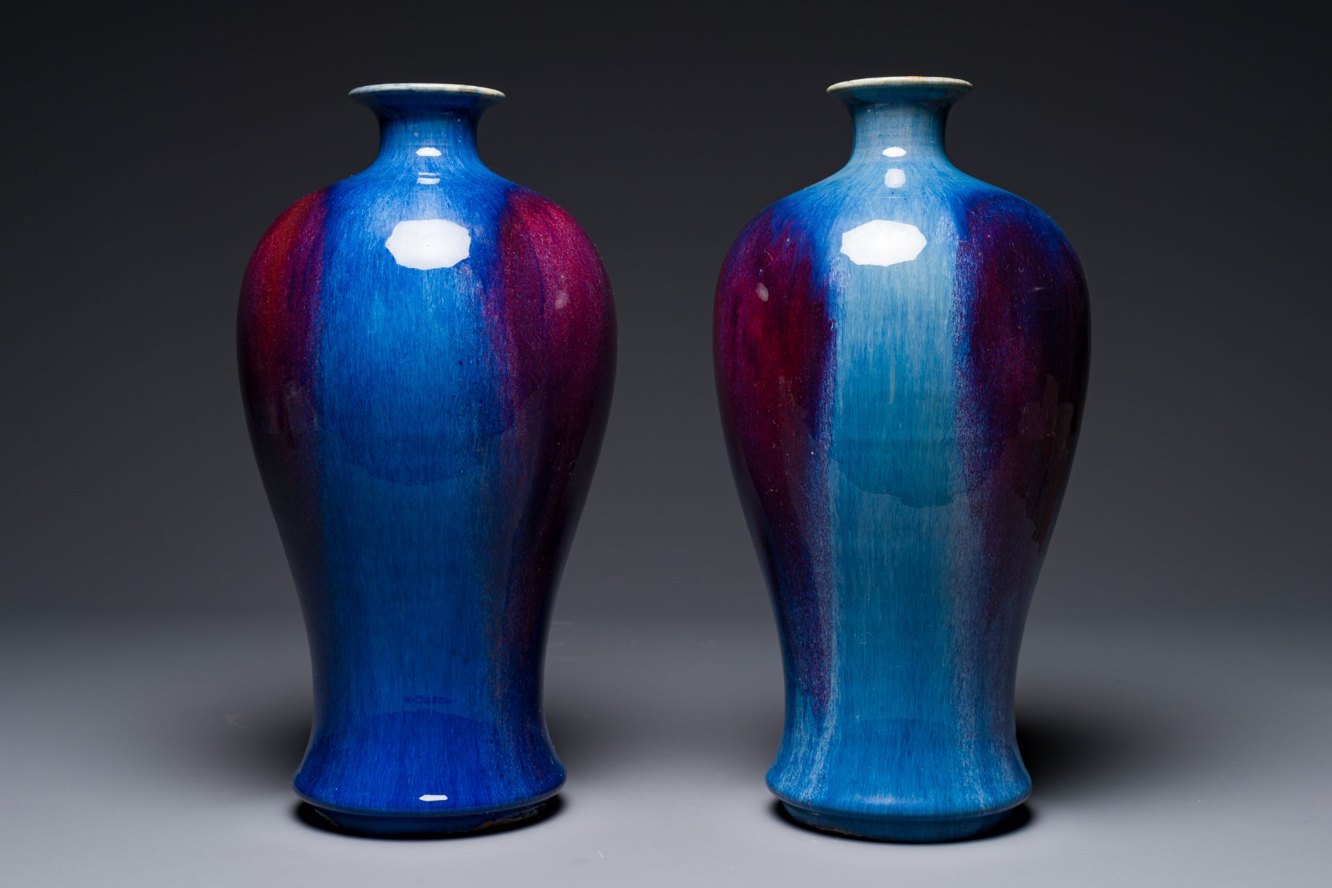 A pair of Chinese flambe-glazed 'meiping' vases, 18th C. - Bild 2 aus 5