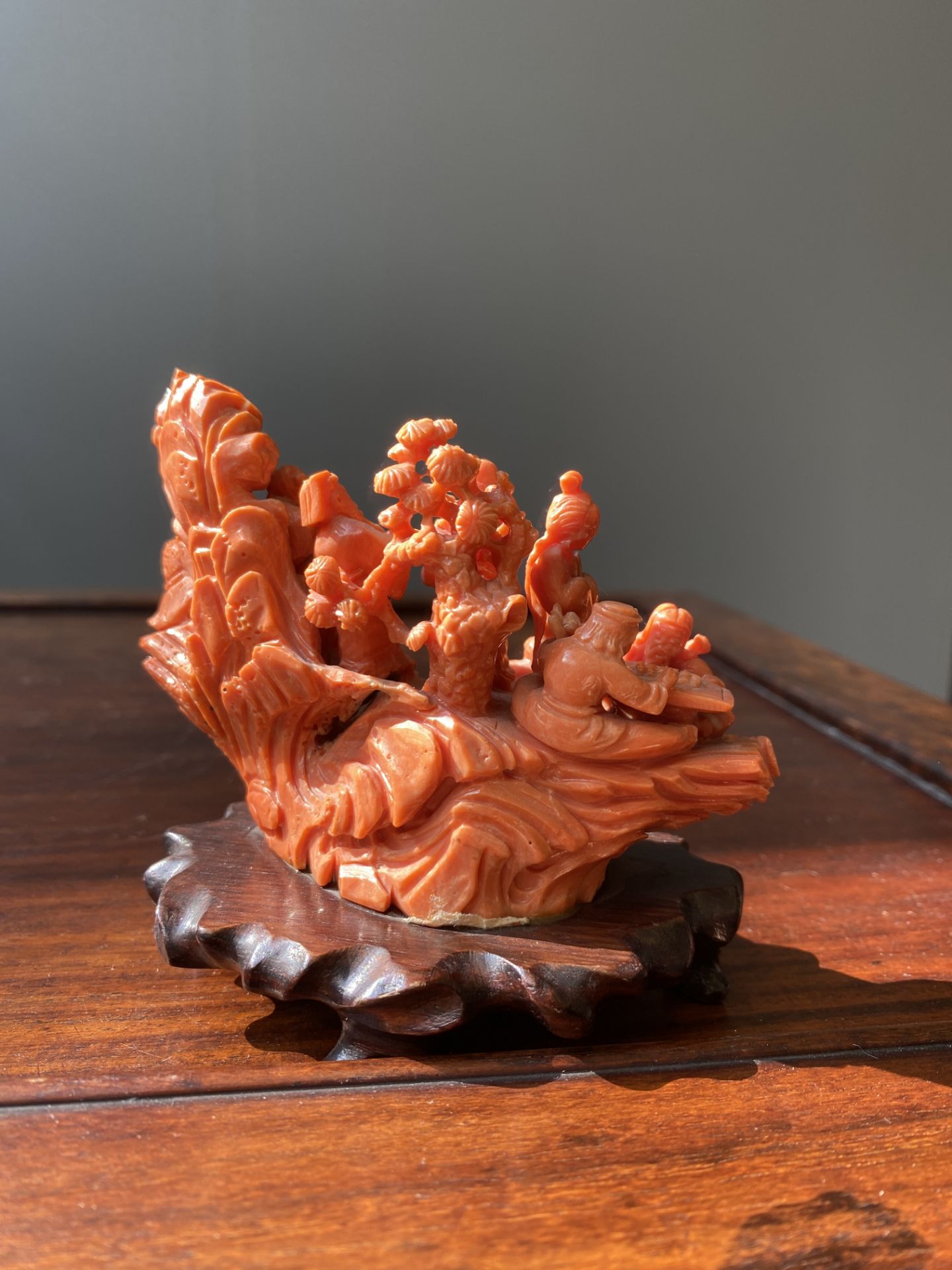 A Chinese red coral 'Eight Immortals' group on wooden stand, 19/20th C. - Bild 9 aus 14