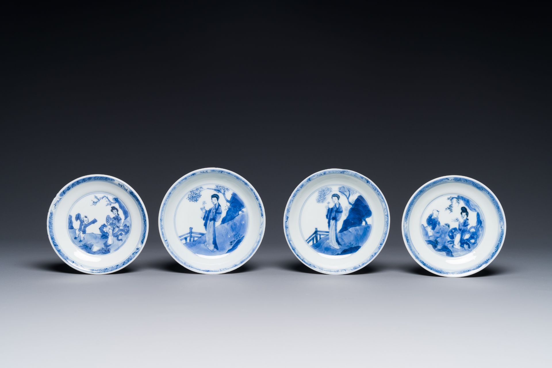 Four Chinese blue and white saucers and an 'erotic' cup, Kangxi - Bild 2 aus 7
