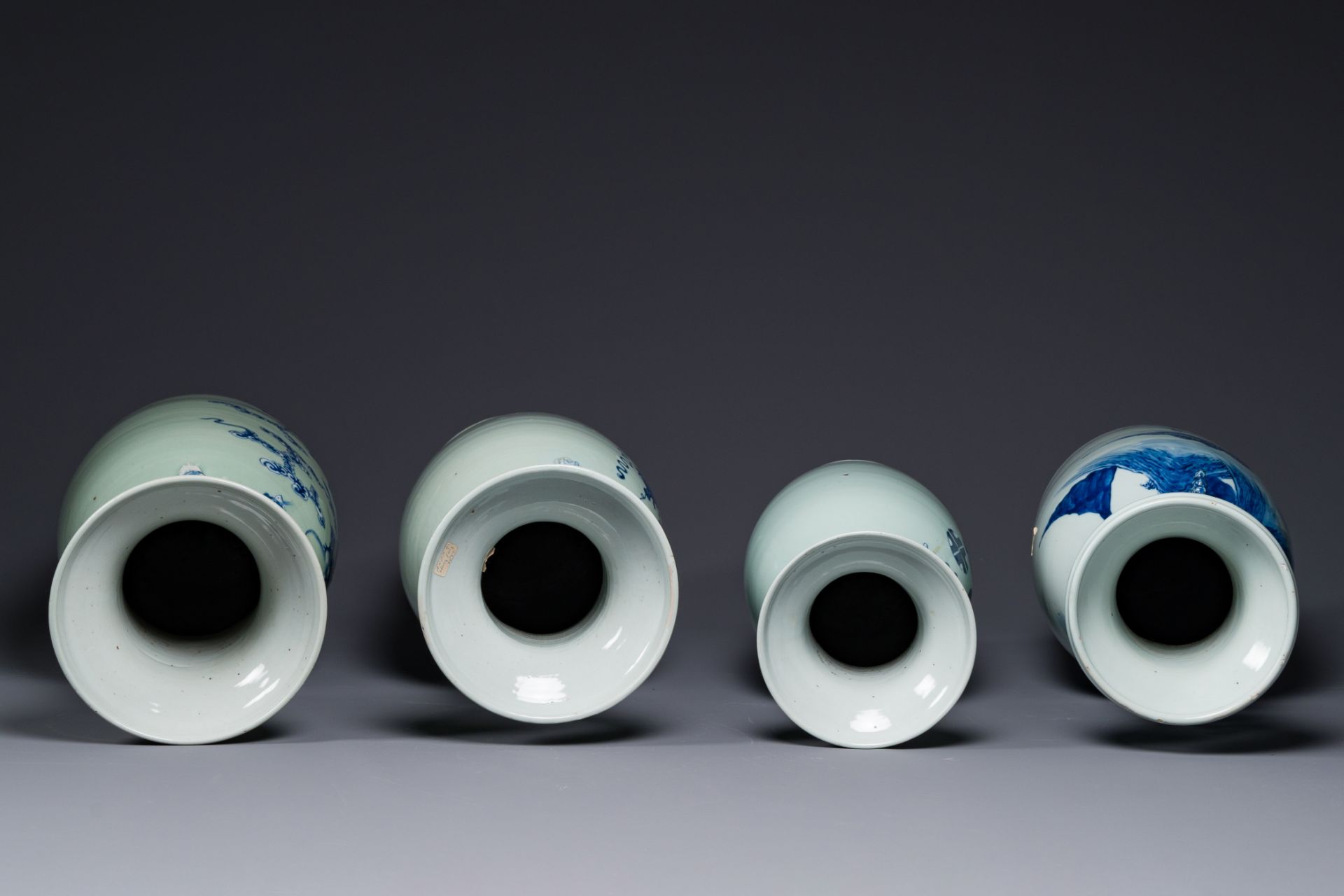 Four Chinese celadon-ground blue and white vases, 19th C. - Bild 5 aus 6