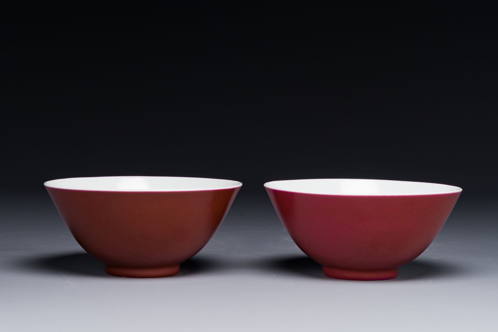 A pair of Chinese monochrome ruby-glazed bowls, Guangxu mark and of the period - Bild 2 aus 4