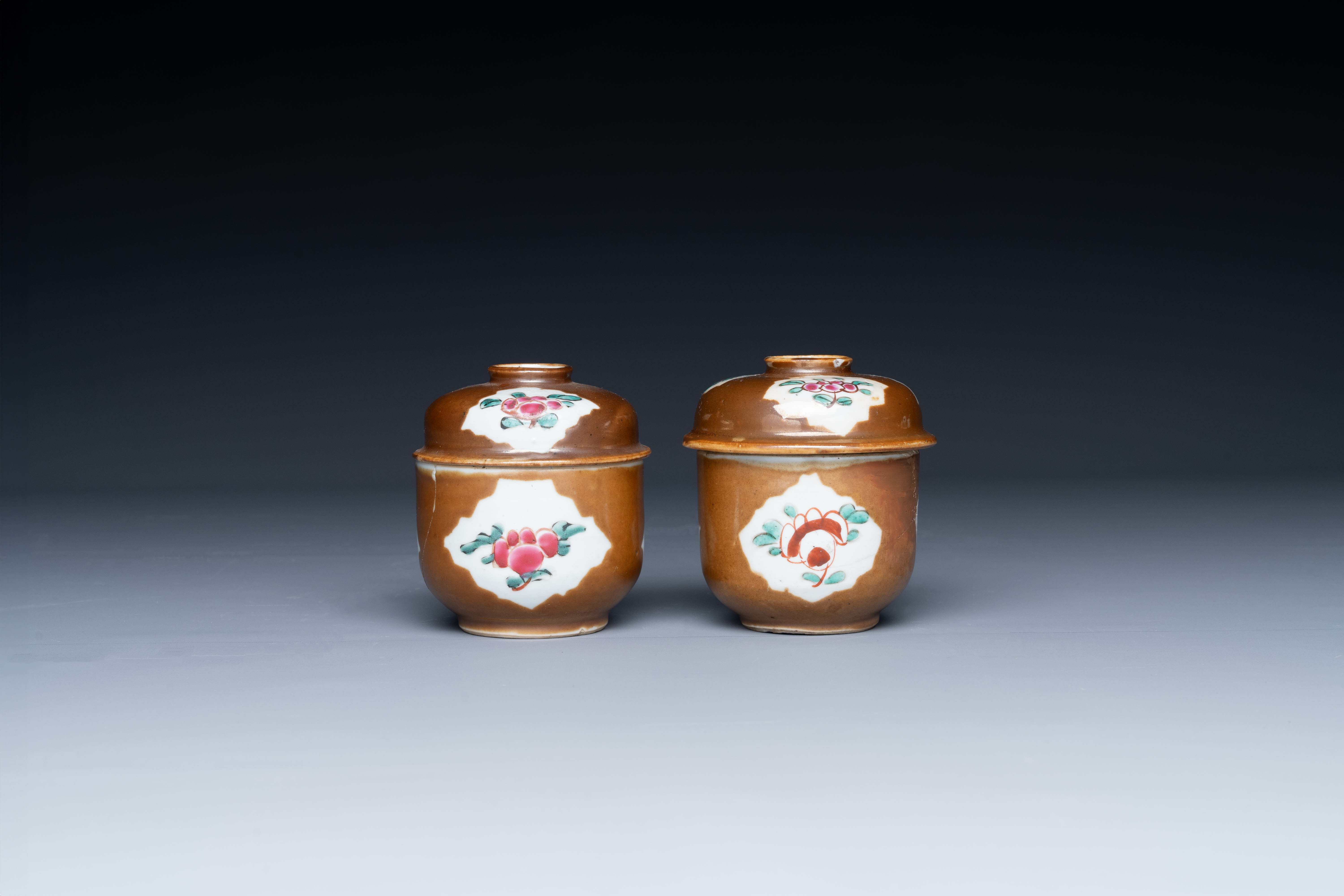 A varied collection of Chinese famille rose and Imari-style porcelain, Yongzheng and later - Image 14 of 21