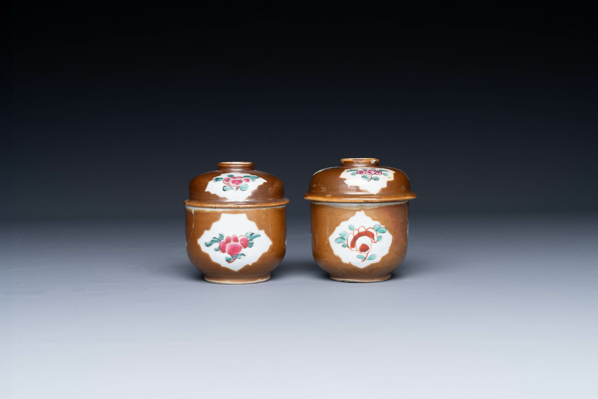 A varied collection of Chinese famille rose and Imari-style porcelain, Yongzheng and later - Bild 14 aus 21