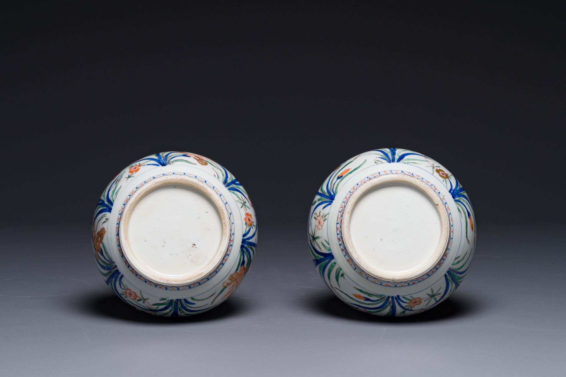 A pair of Chinese verte-Imari triple gourd vases, Kangxi - Bild 5 aus 5