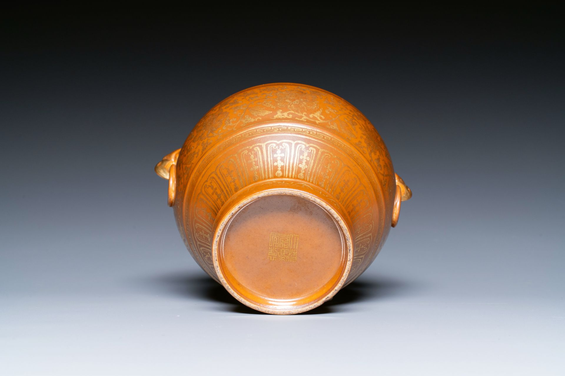 A Chinese brown-glazed 'hu' vase with gilt flower scrolls, Jiaqing mark and of the period - Bild 6 aus 6