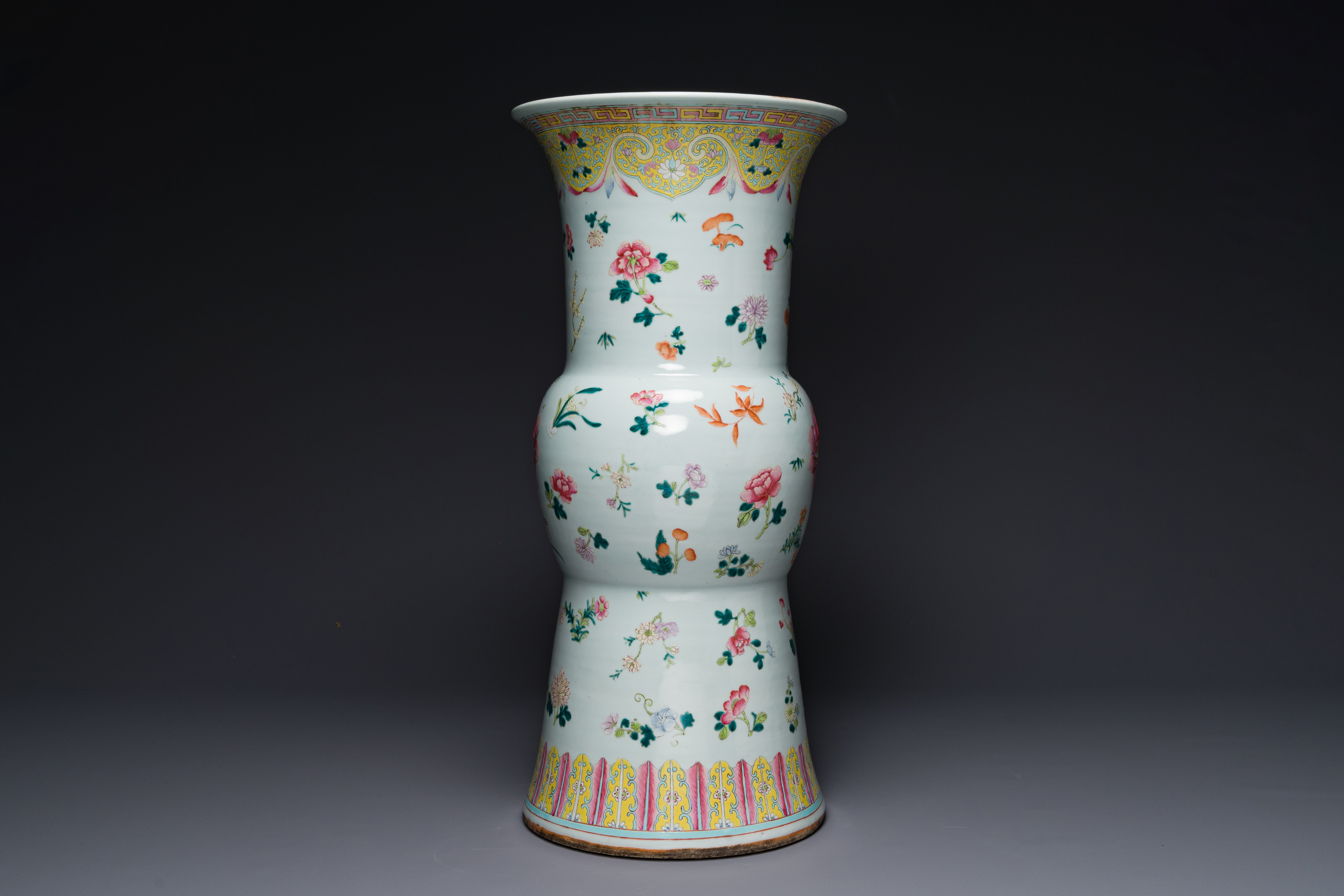 A Chinese famille rose pedestal stand with floral design, 19th C. - Image 2 of 6