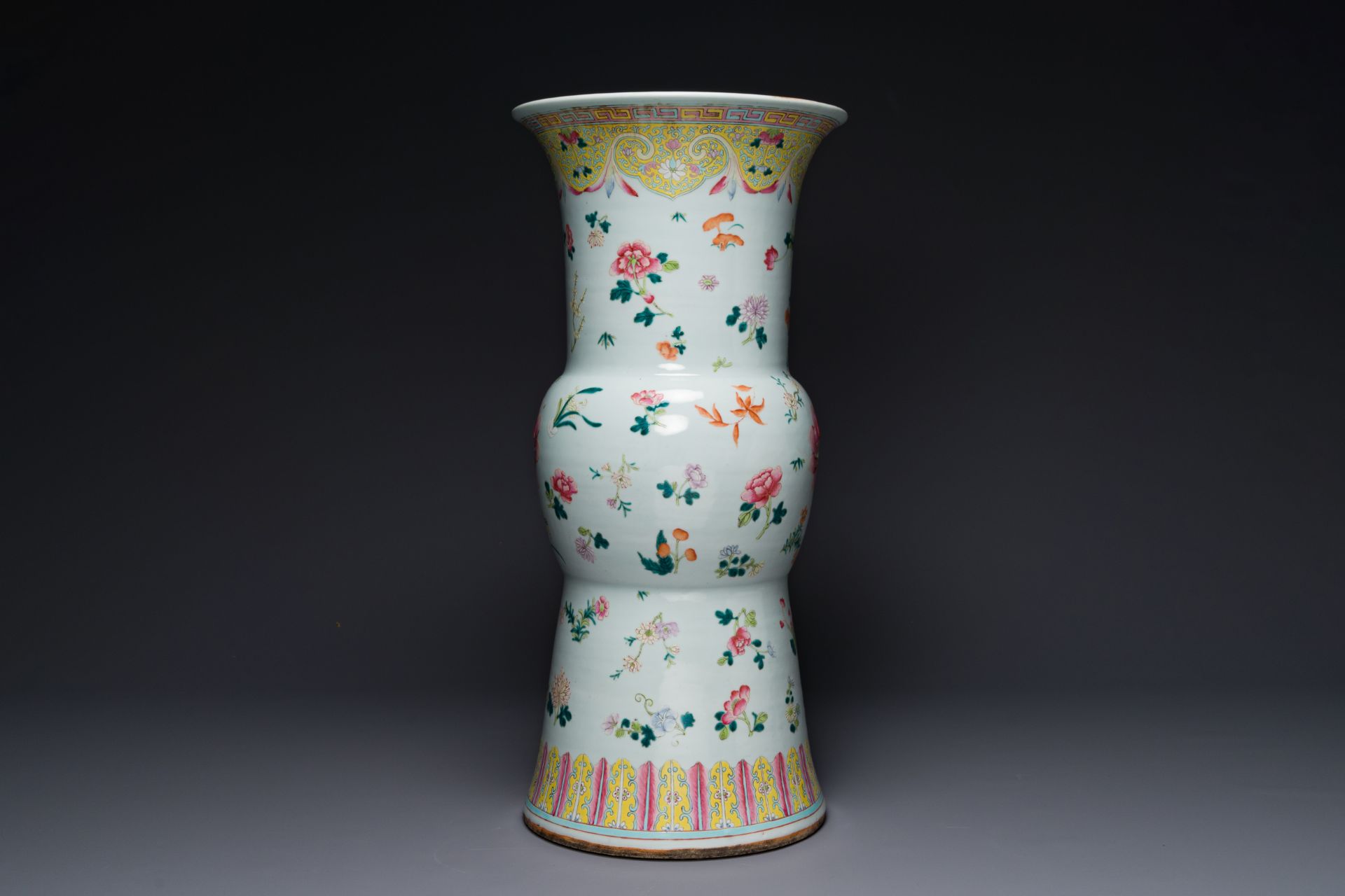 A Chinese famille rose pedestal stand with floral design, 19th C. - Bild 2 aus 6