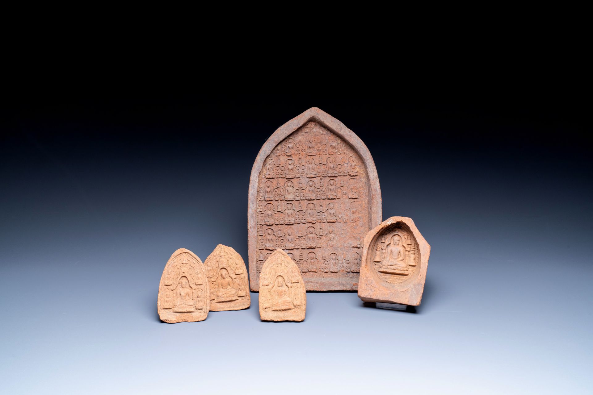 Five Burmese Buddhist votive pottery plaques, Pagan Period, 11/14th C. - Bild 3 aus 21
