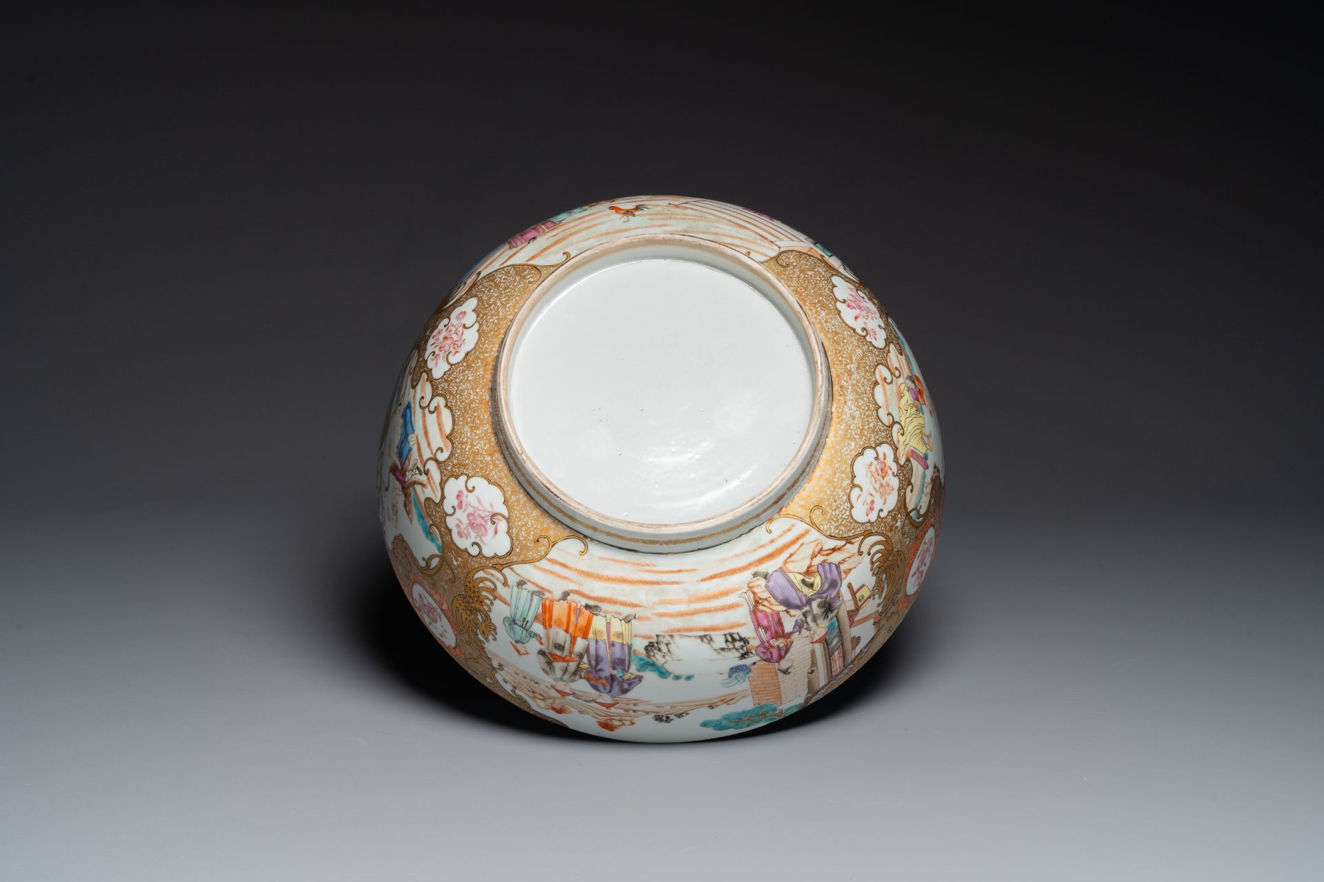 A large fine Chinese Canton famille rose 'Mandarin subject' bowl, Qianlong - Bild 6 aus 7
