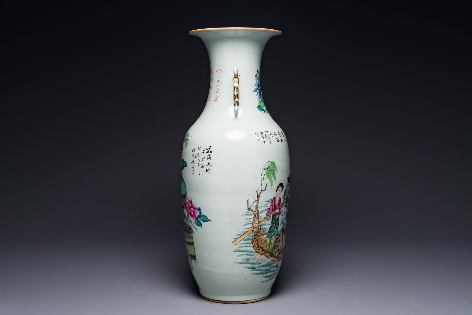 A Chinese famille rose vase, signed Pan Bintang æ½˜è‚‡å”, dated 1918 - Bild 4 aus 6