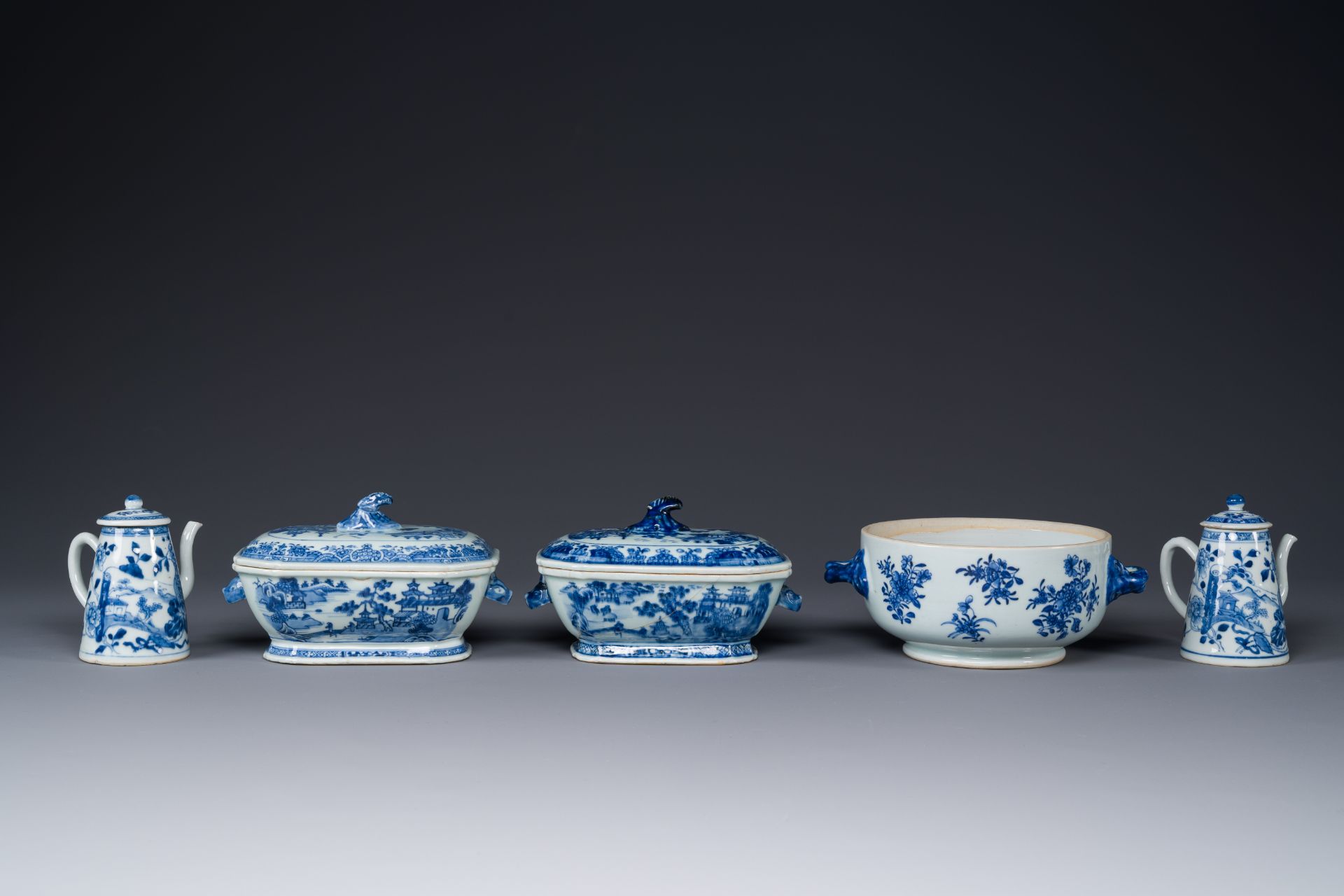 A pair of Chinese blue and white miniature chocolate jugs and three tureens, Qianlong - Bild 3 aus 5