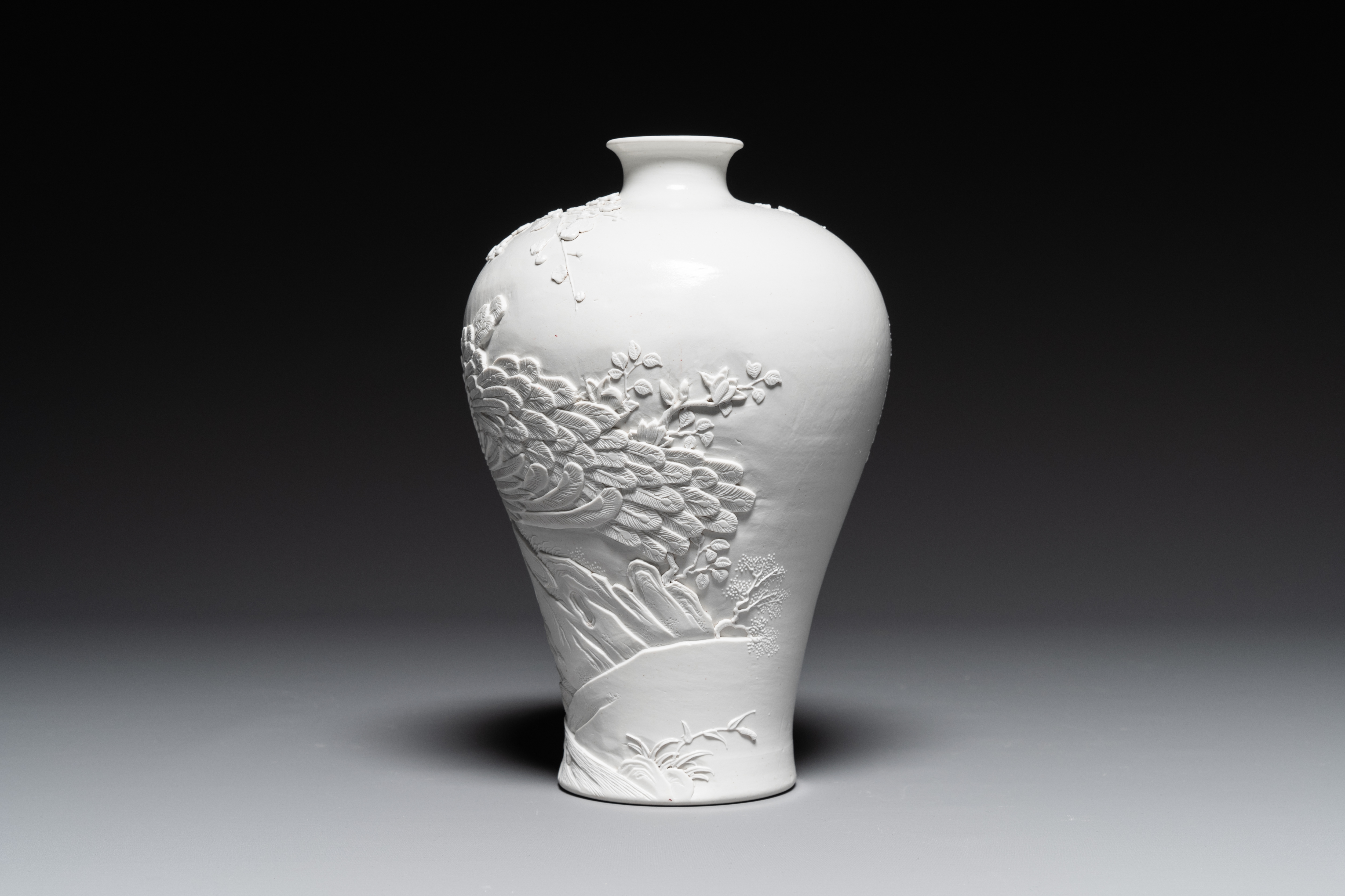 A Chinese monochrome white-glazed biscuit 'meiping' vase, signed Wang Bingrong çŽ‹ç‚³æ¦®, 19/20th C. - Image 4 of 6