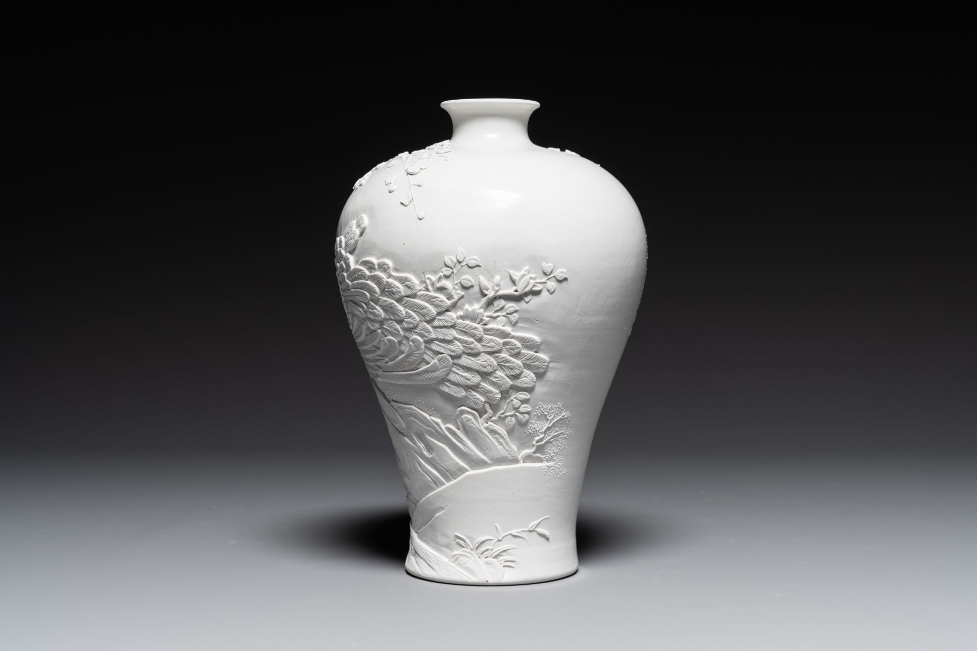 A Chinese monochrome white-glazed biscuit 'meiping' vase, signed Wang Bingrong çŽ‹ç‚³æ¦®, 19/20th C. - Bild 4 aus 6