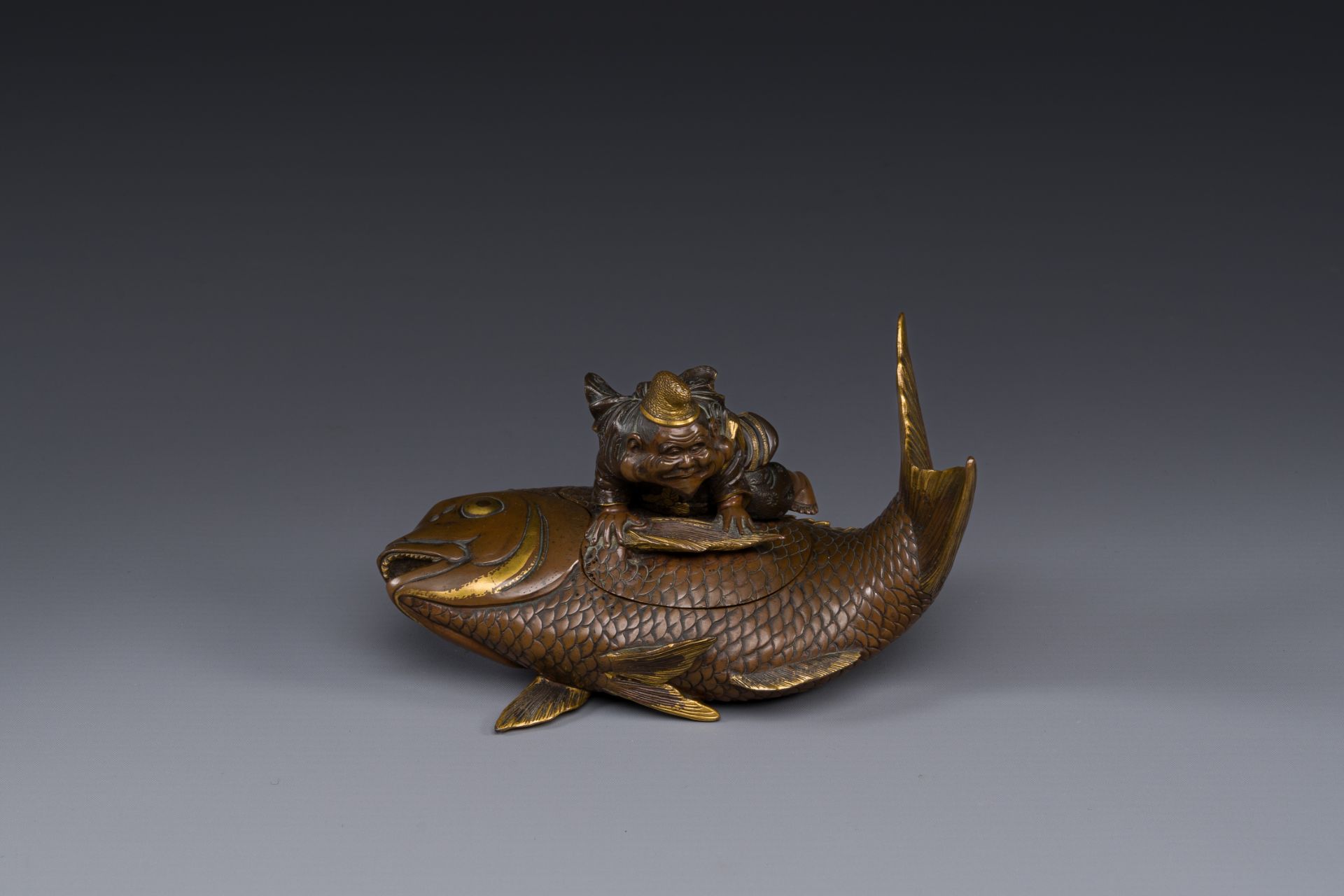 A Japanese partly gilded bronze lidded box in the shape of Ebisu on sea bream, signed Miyao Zo, Meij - Bild 2 aus 10