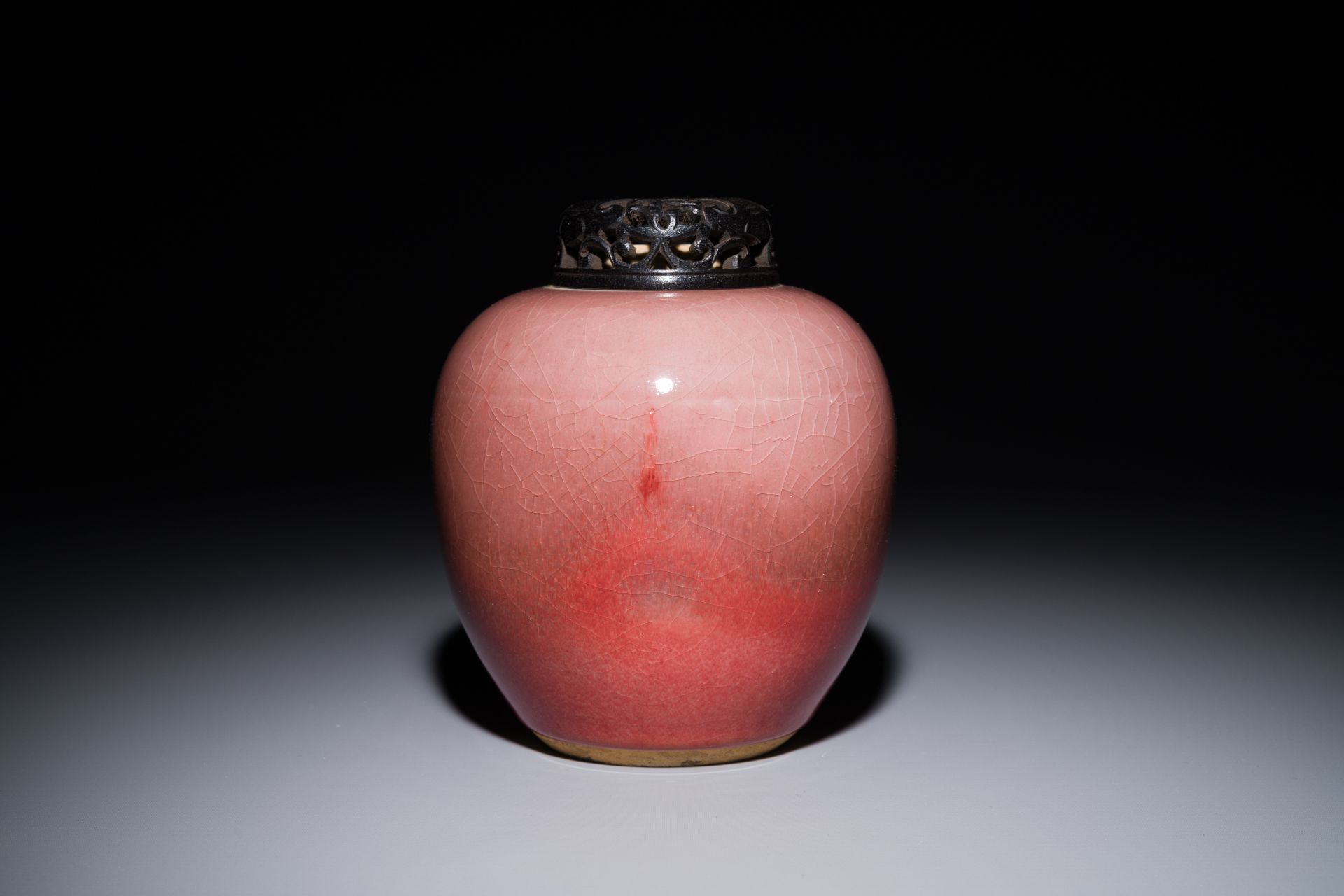 A Chinese monochrome copper-red-glazed ginger jar with a reticulated wooden cover, 18/19th C. - Bild 2 aus 5
