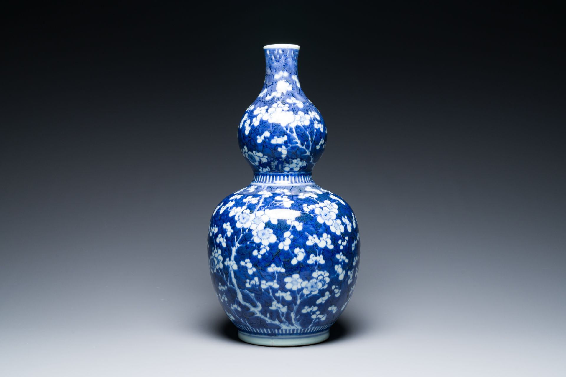 A Chinese blue and white double gourd 'prunus on cracked ice' vase, 18th C. - Image 3 of 6