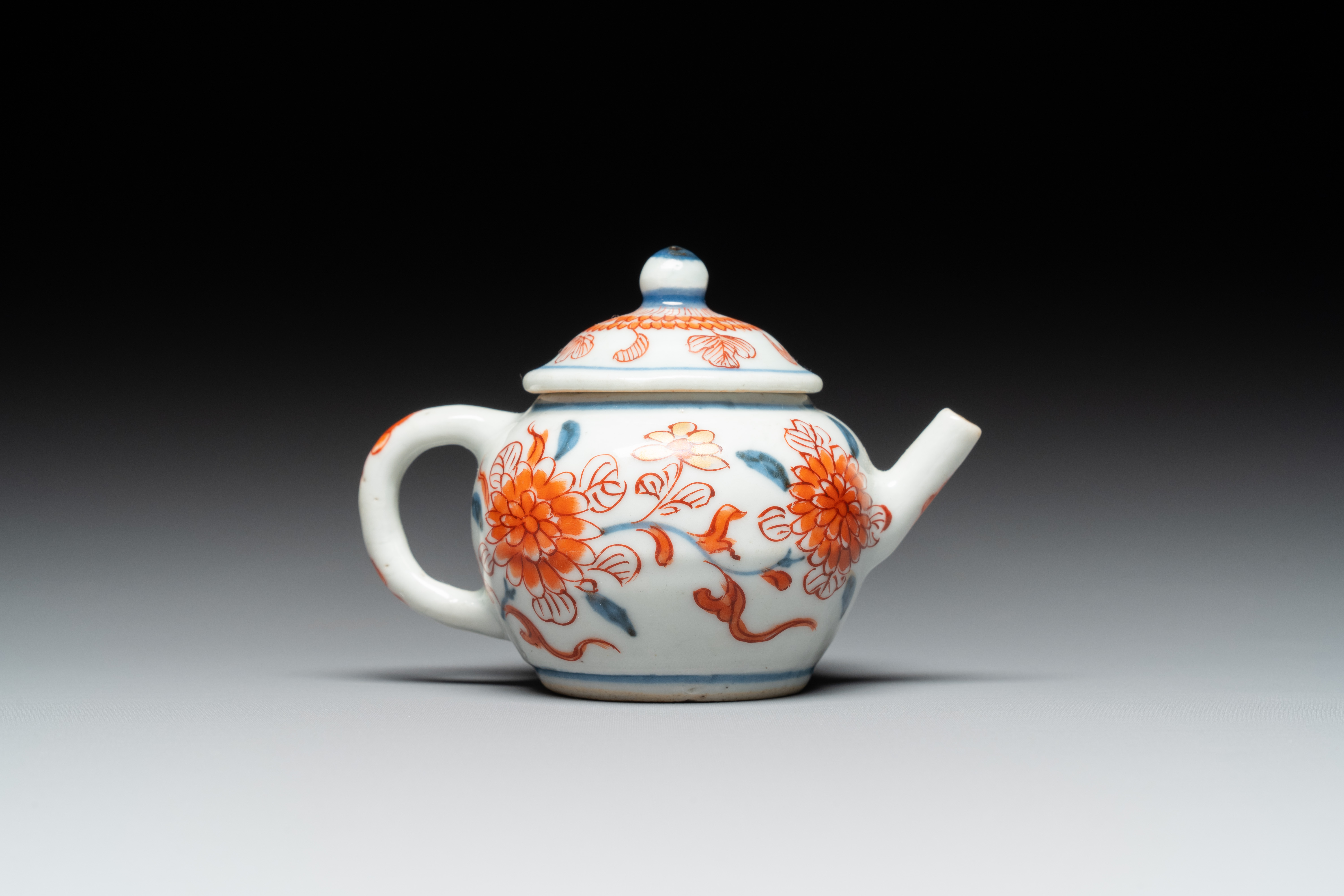 A Chinese miniature Imari-style teapot, Kangxi - Image 4 of 7