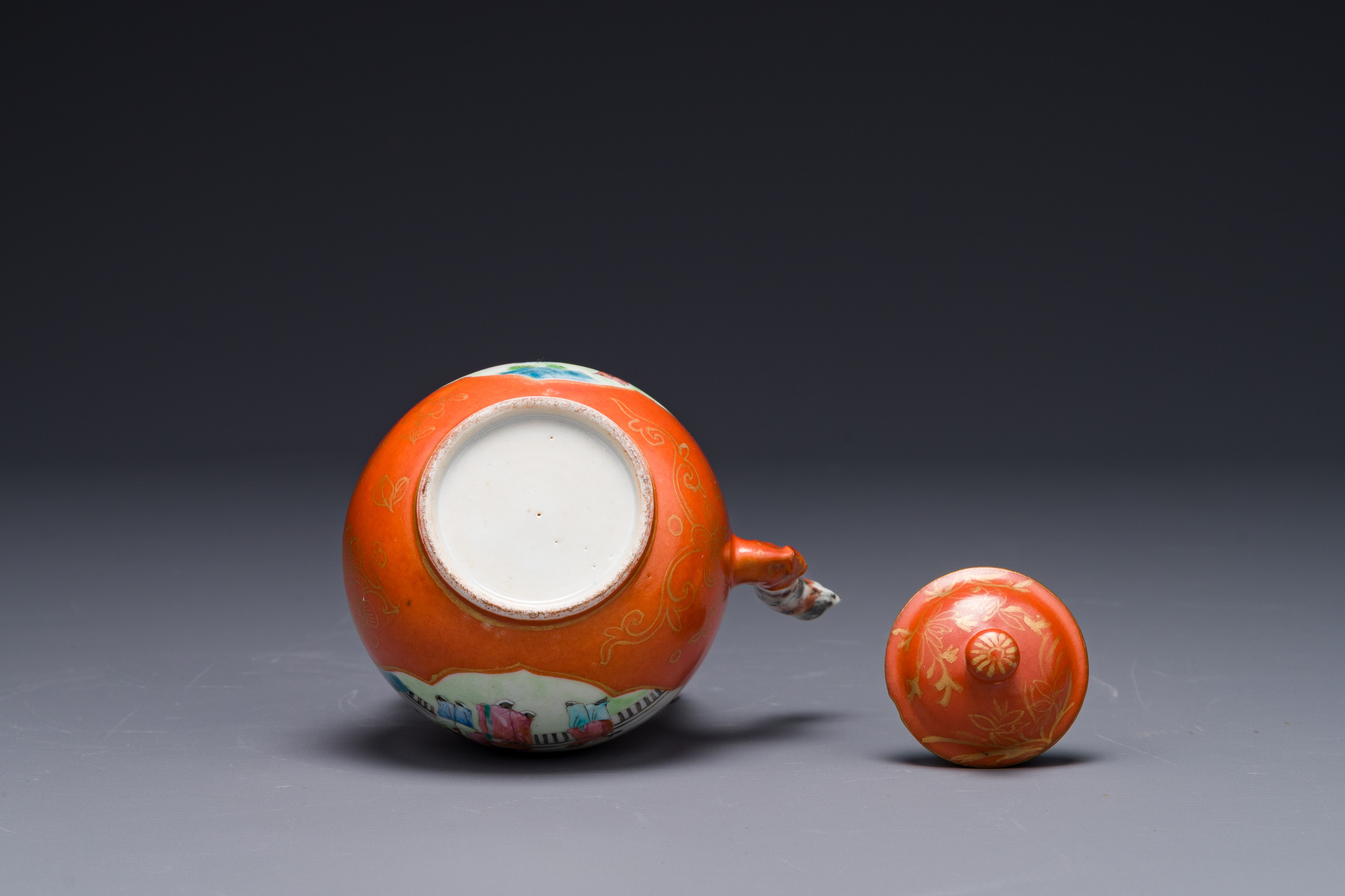 A Chinese famille rose coral-red-ground teapot with 'faux marbre' spout and handle, Jiaqing - Image 6 of 6