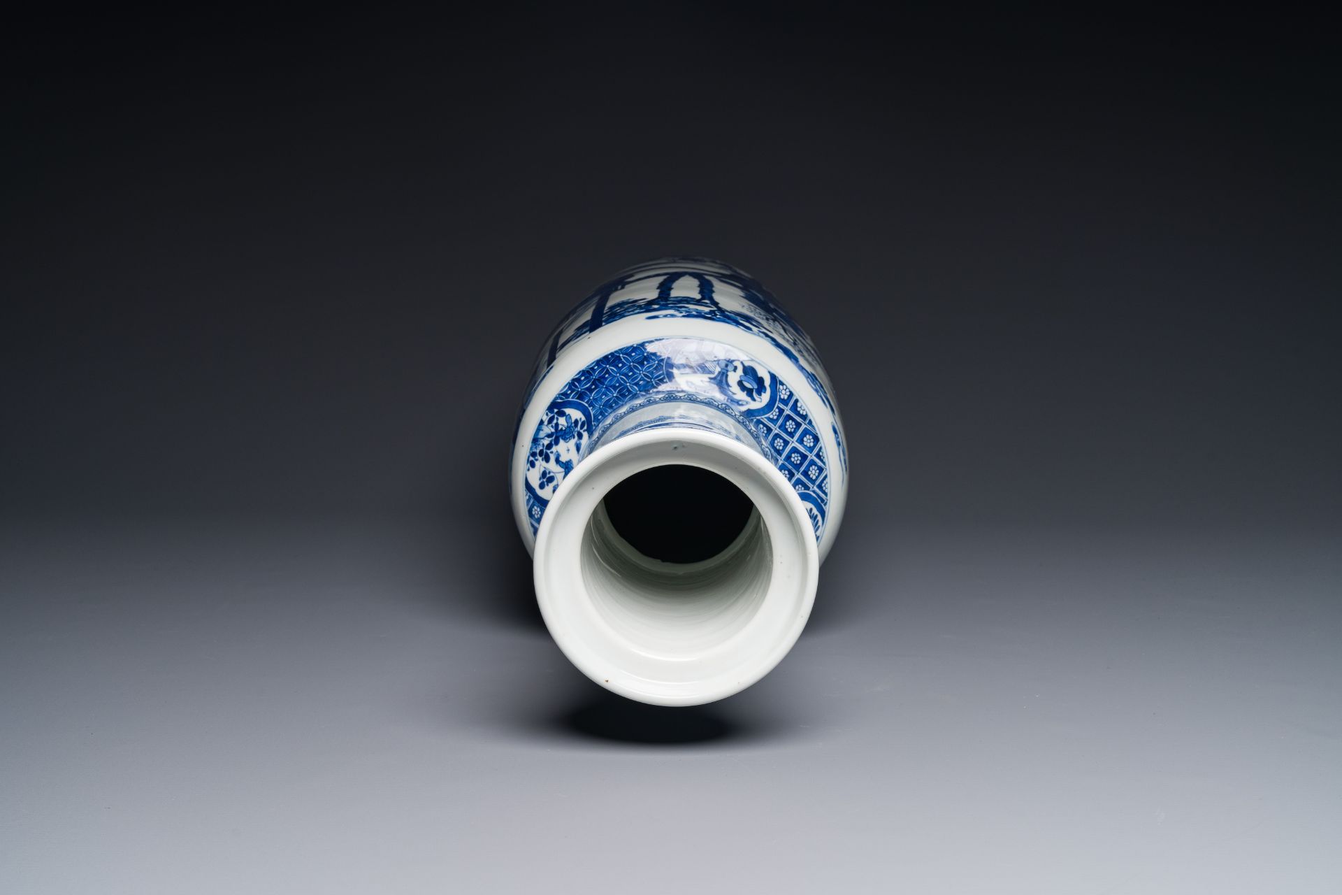 A large Chinese blue and white 'Guo Ziyi éƒ­å­å„€æ‹œå£½' rouleau vase, Kangxi - Bild 5 aus 6