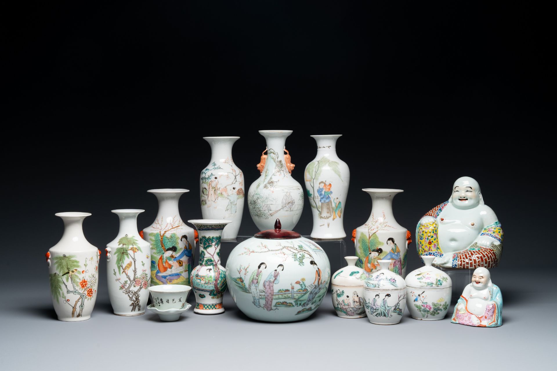 A varied collection of 15 pieces of Chinese qianjiang cai, famille rose and verte porcelain, 19/20th