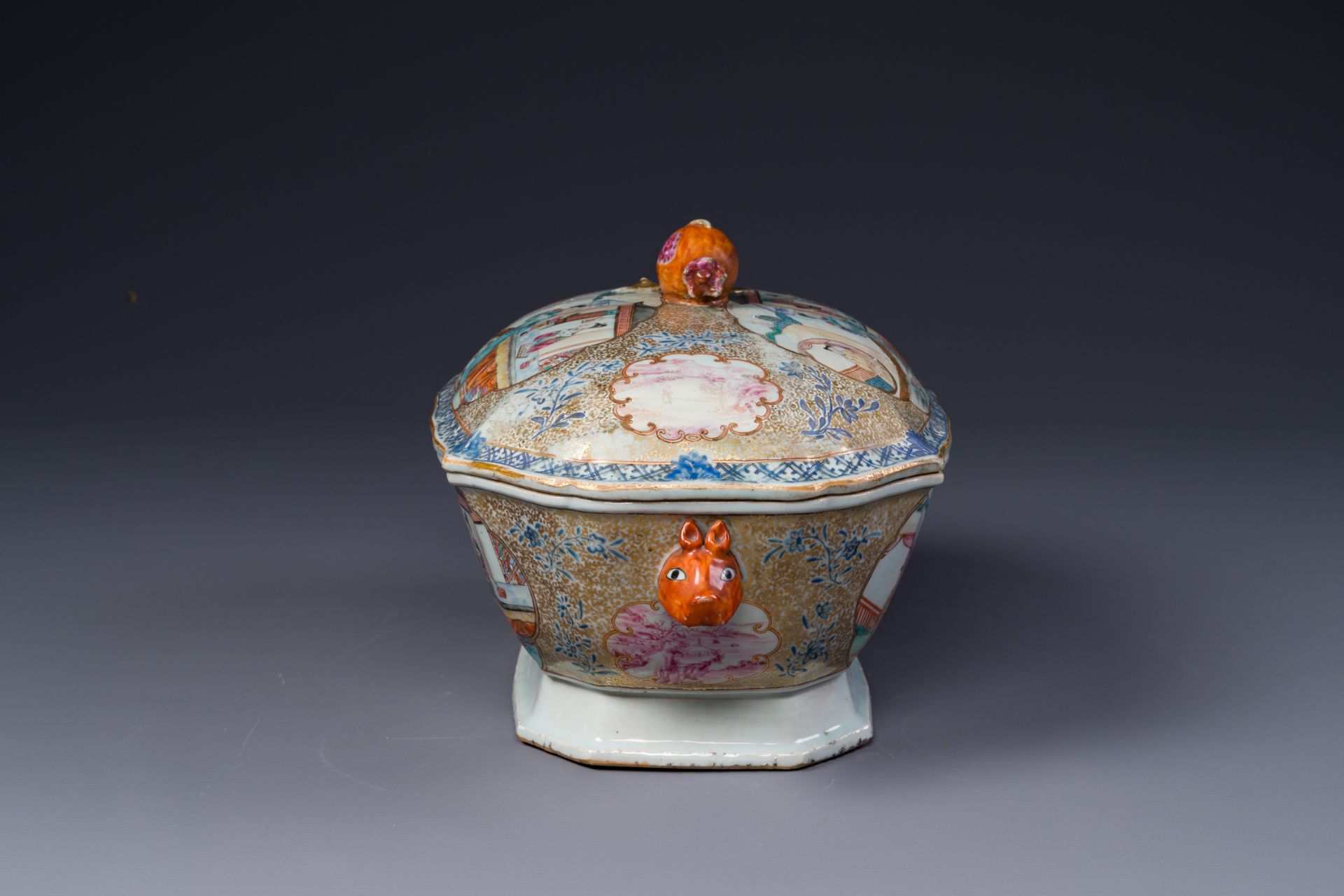 A Chinese Canton famille rose 'mandarin subject' tureen, cover and stand, Qianlong - Bild 5 aus 9