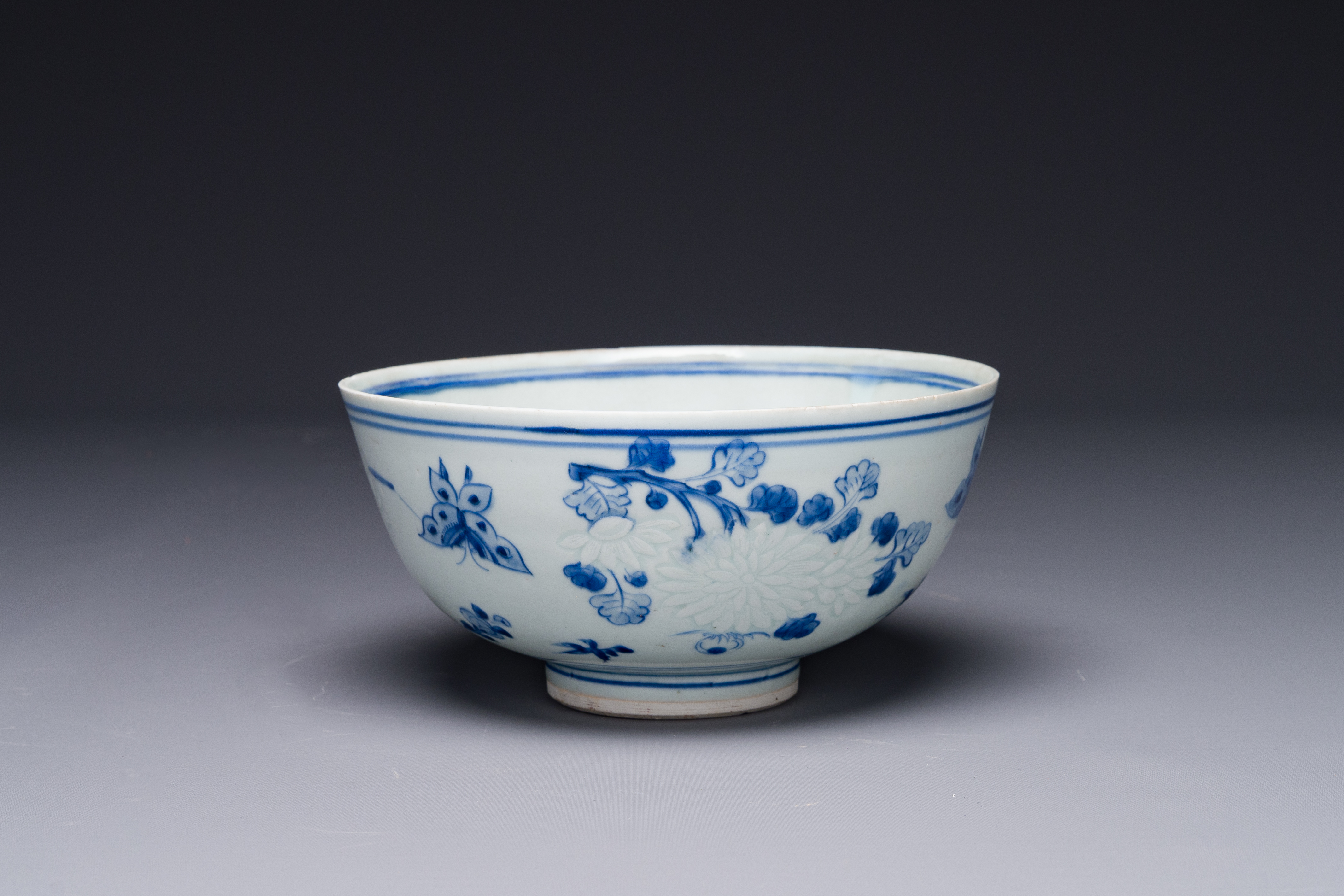 A Chinese blue and white 'Hatcher cargo' bowl with floral design, Transitional period - Image 3 of 5