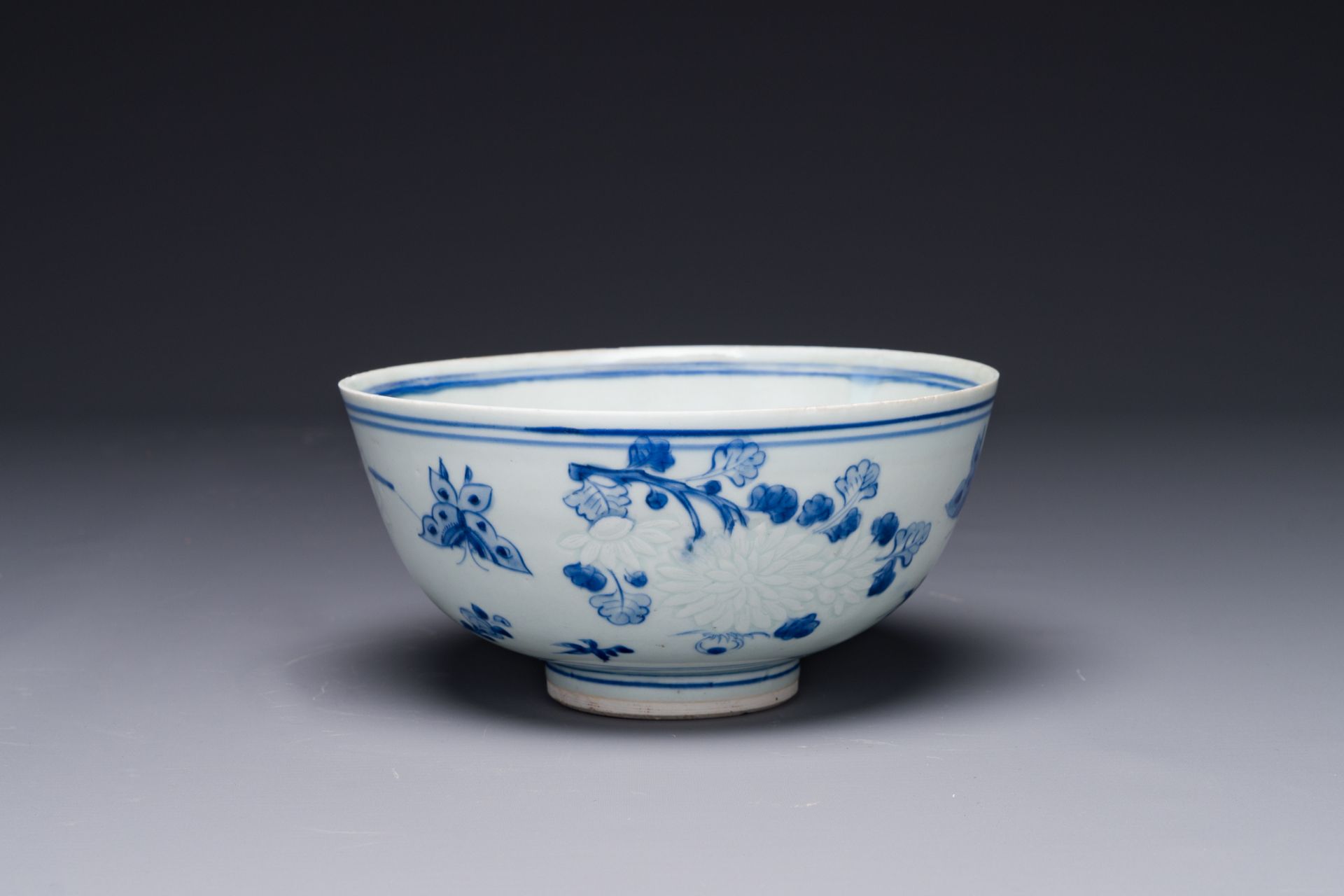 A Chinese blue and white 'Hatcher cargo' bowl with floral design, Transitional period - Bild 3 aus 5