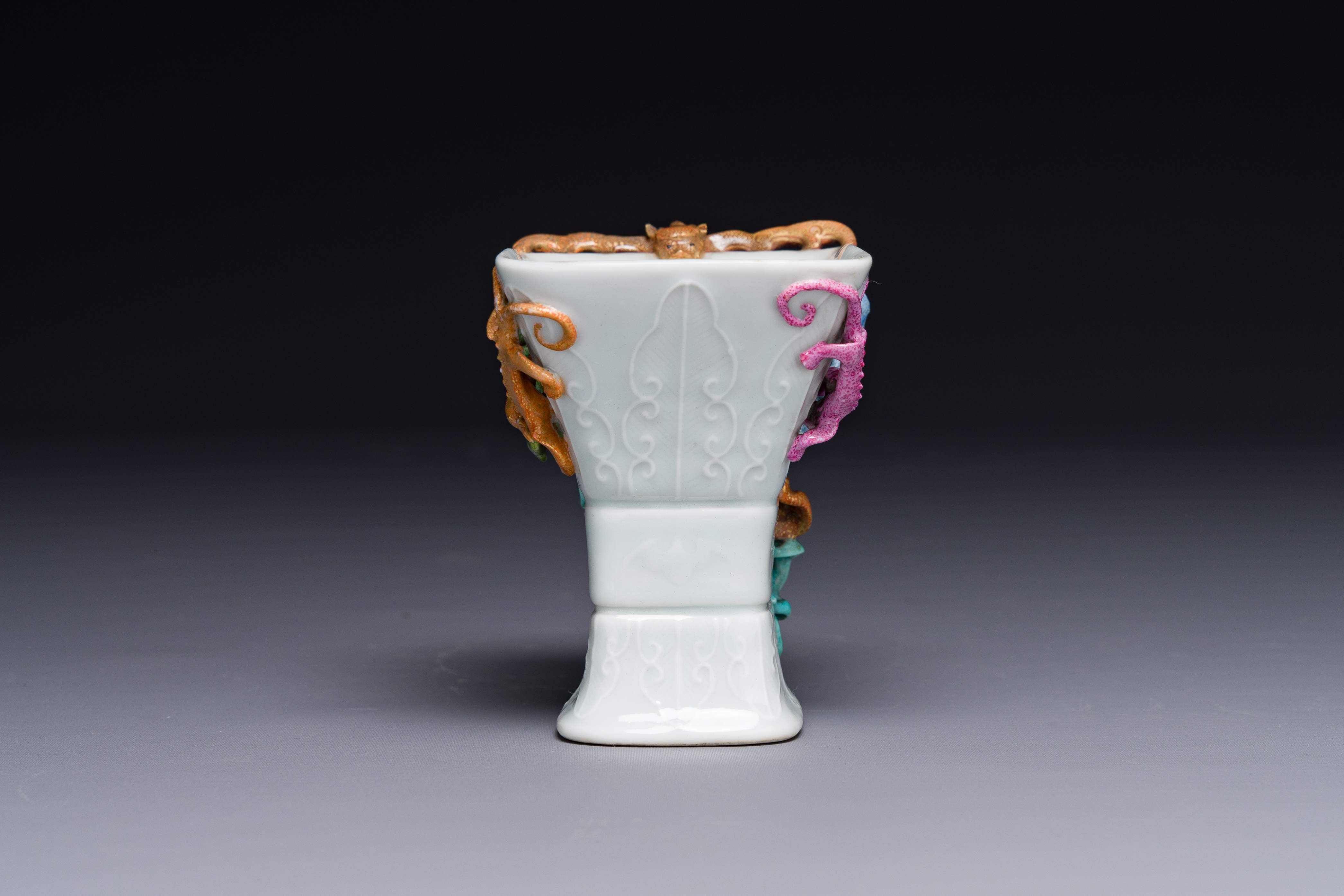 A Chinese archaistic famille rose cup in shape of a 'zun' with nine applied dragons, Qianlong/Jiaqin - Image 6 of 8