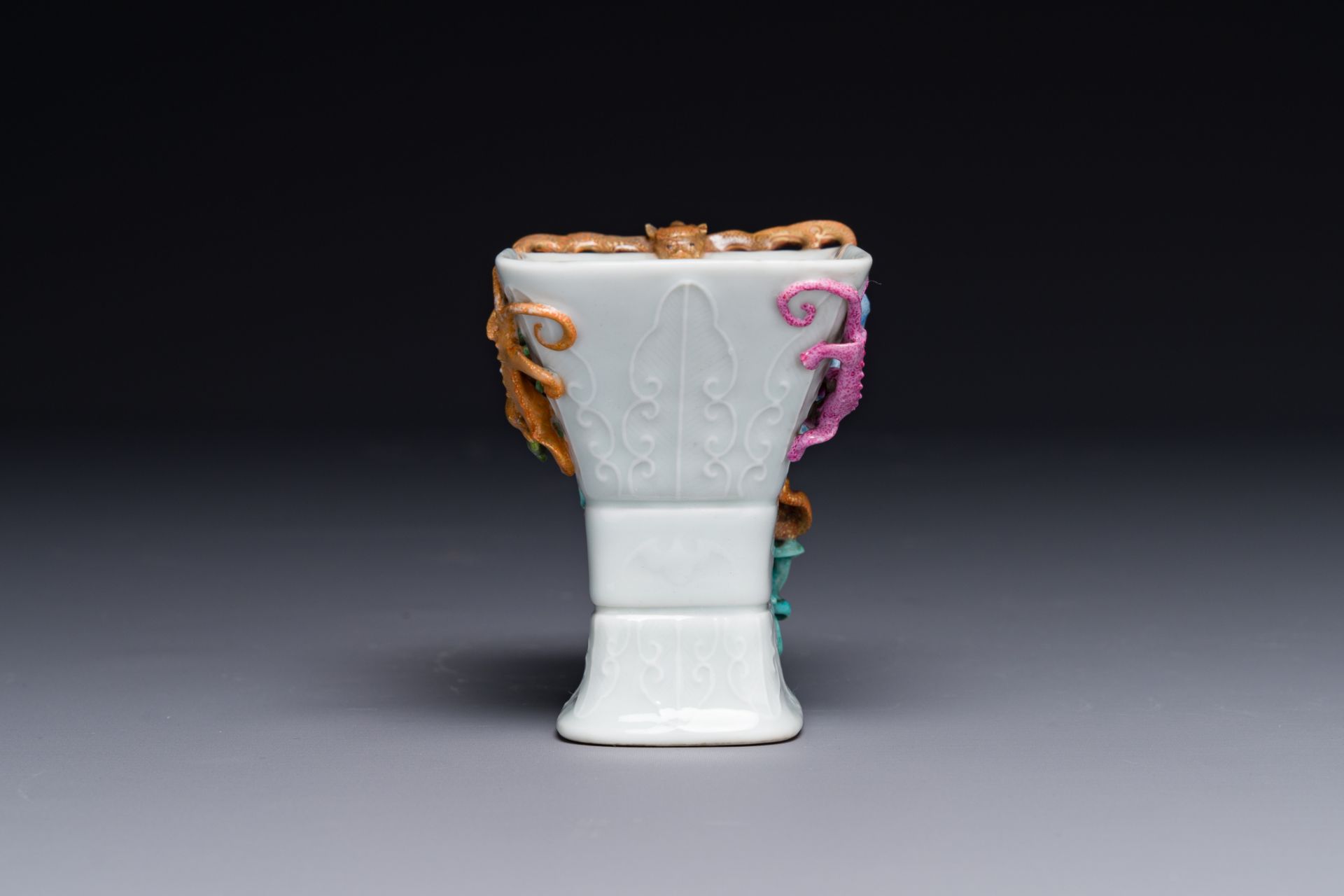 A Chinese archaistic famille rose cup in shape of a 'zun' with nine applied dragons, Qianlong/Jiaqin - Image 6 of 8