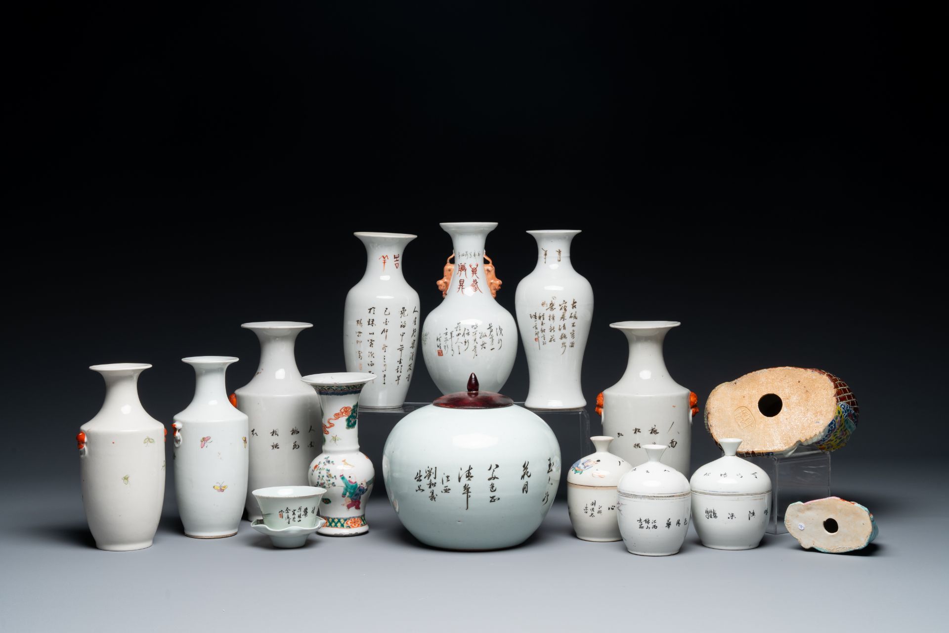 A varied collection of 15 pieces of Chinese qianjiang cai, famille rose and verte porcelain, 19/20th - Image 2 of 2