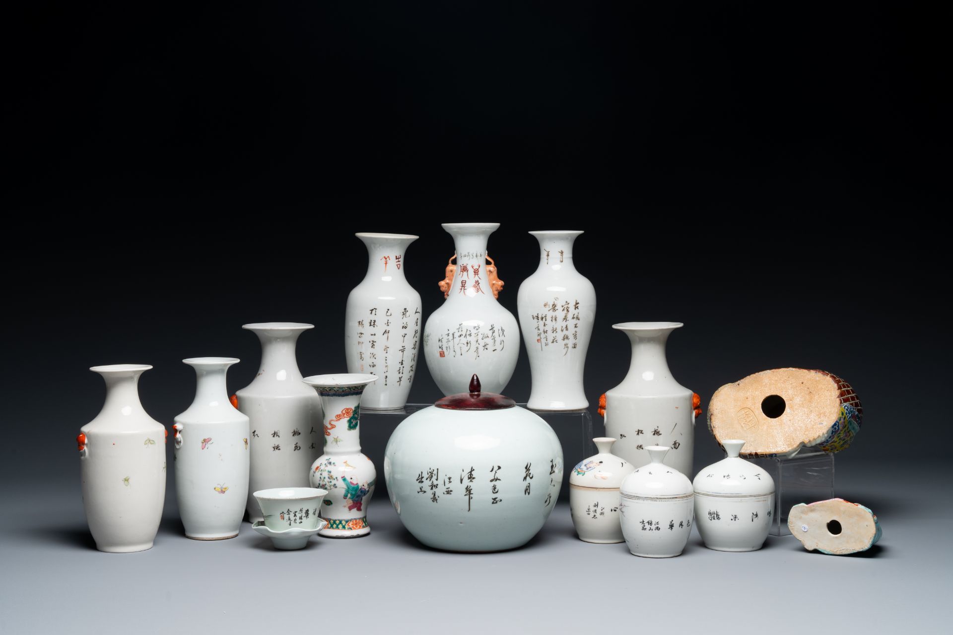 A varied collection of 15 pieces of Chinese qianjiang cai, famille rose and verte porcelain, 19/20th - Bild 2 aus 2