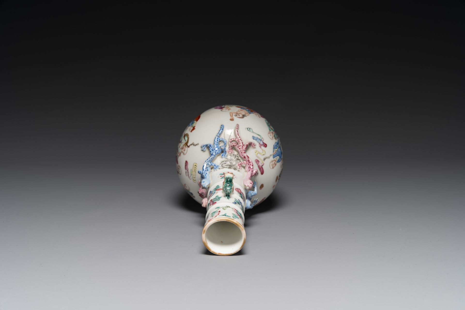 A Chinese famille rose '18 Luohan' bottle vase, 19th C. - Image 5 of 6