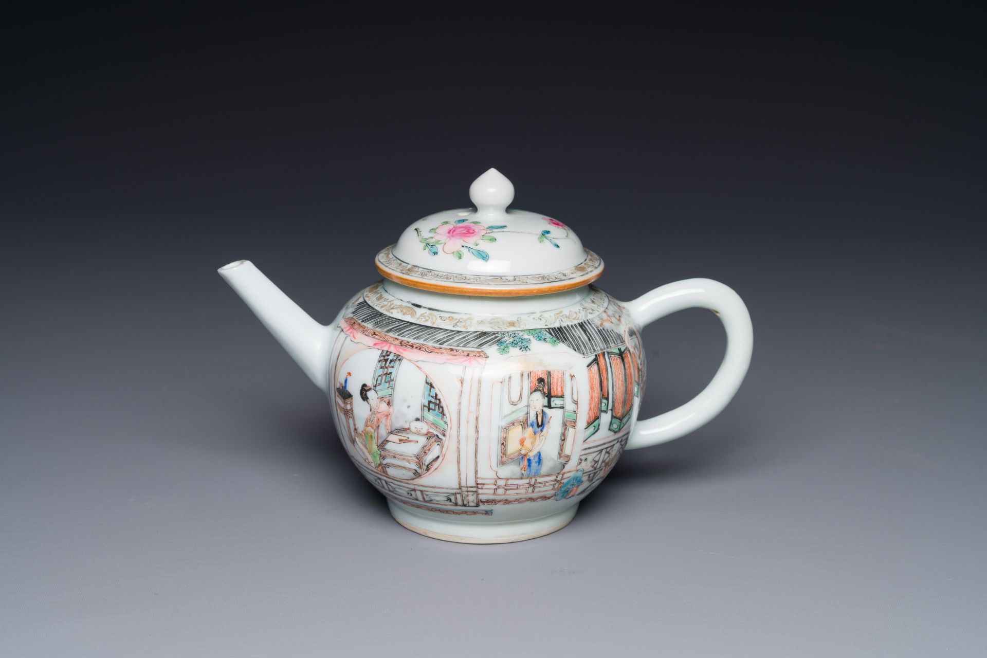 A Chinese famille rose teapot with court ladies and children, Yongzheng - Bild 2 aus 8