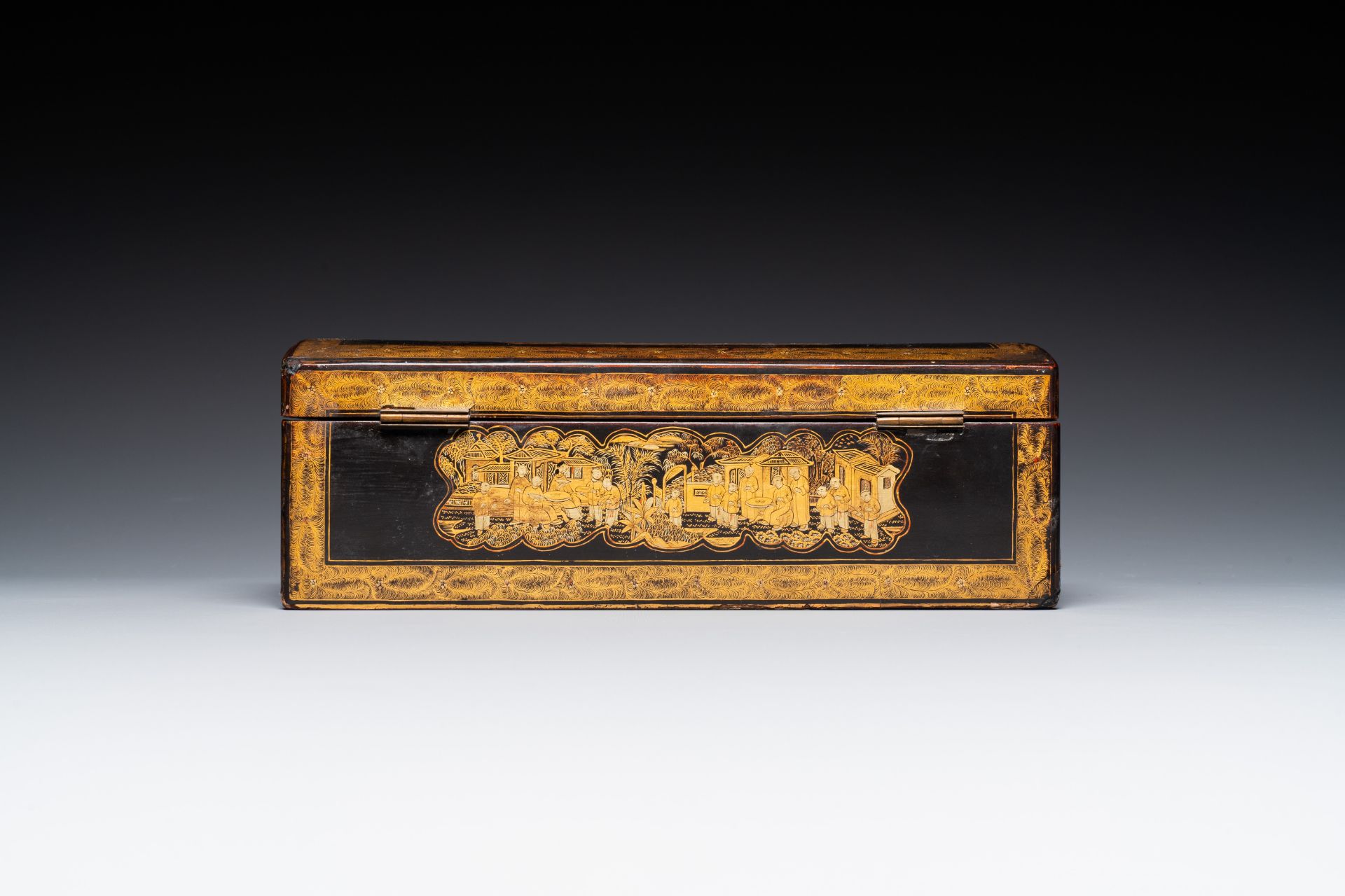 A large Chinese Canton gilt black lacquer tray, thee boxes and a fan, 19th C. - Bild 12 aus 17