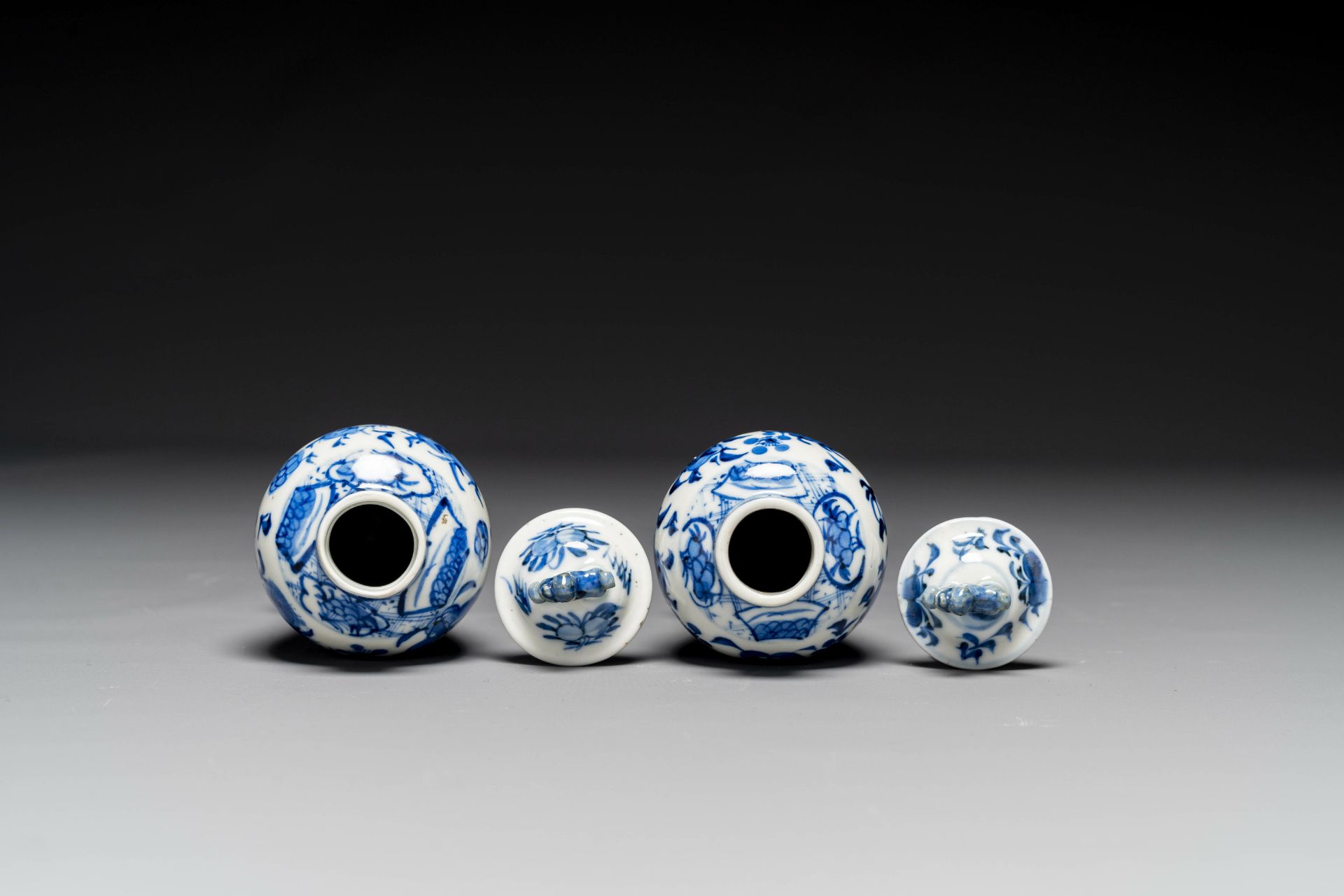 A group of six pieces of Chinese blue and white porcelain, 18/19th century - Image 4 of 17