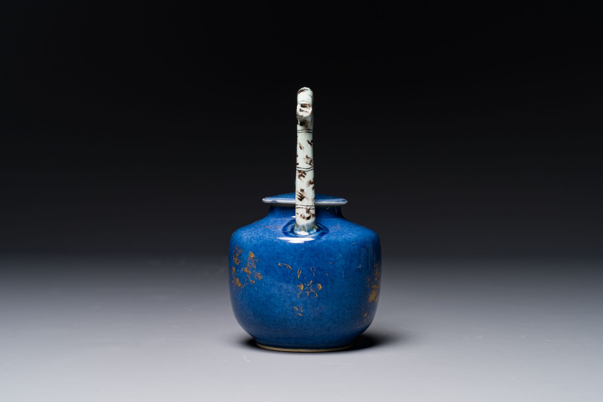 A Chinese gilt-decorated powder-blue teapot and cover with a faux-bamboo handle, Kangxi - Bild 2 aus 5