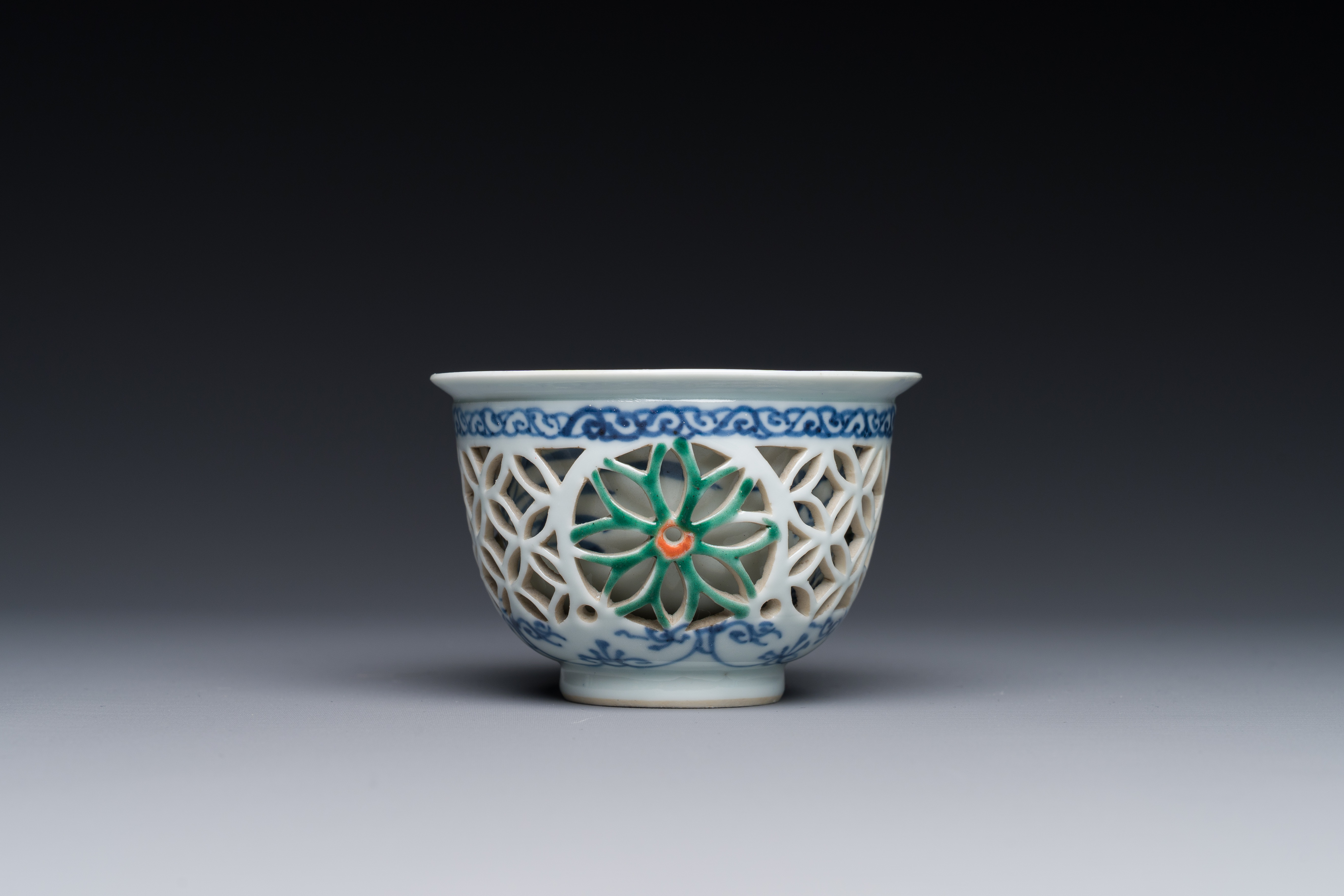 A rare Chinese reticulated double-walled famille verte cup, Kangxi - Image 2 of 5