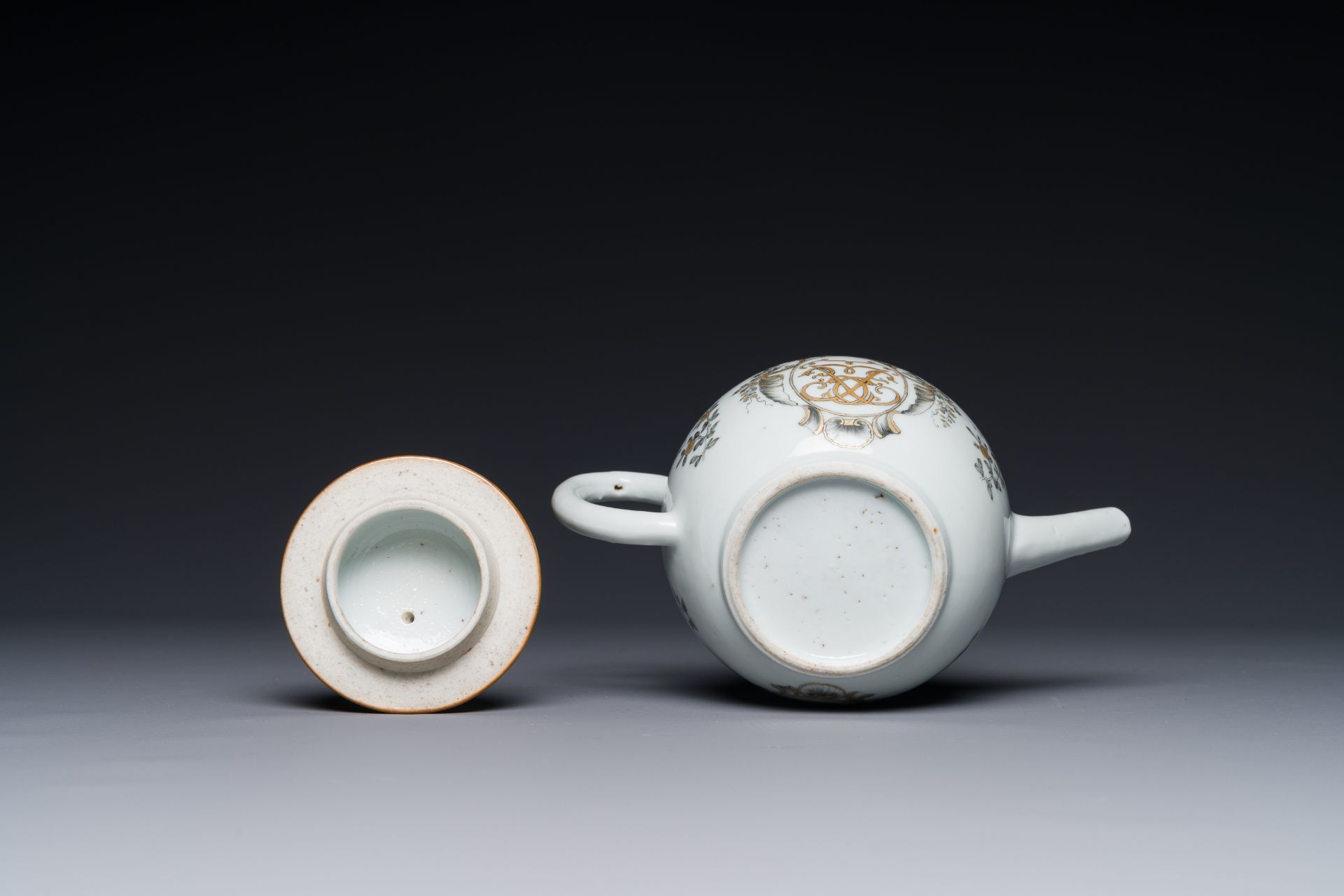 A Chinese monogrammed grisaille and gilt export porcelain teapot, Qianlong - Bild 3 aus 3