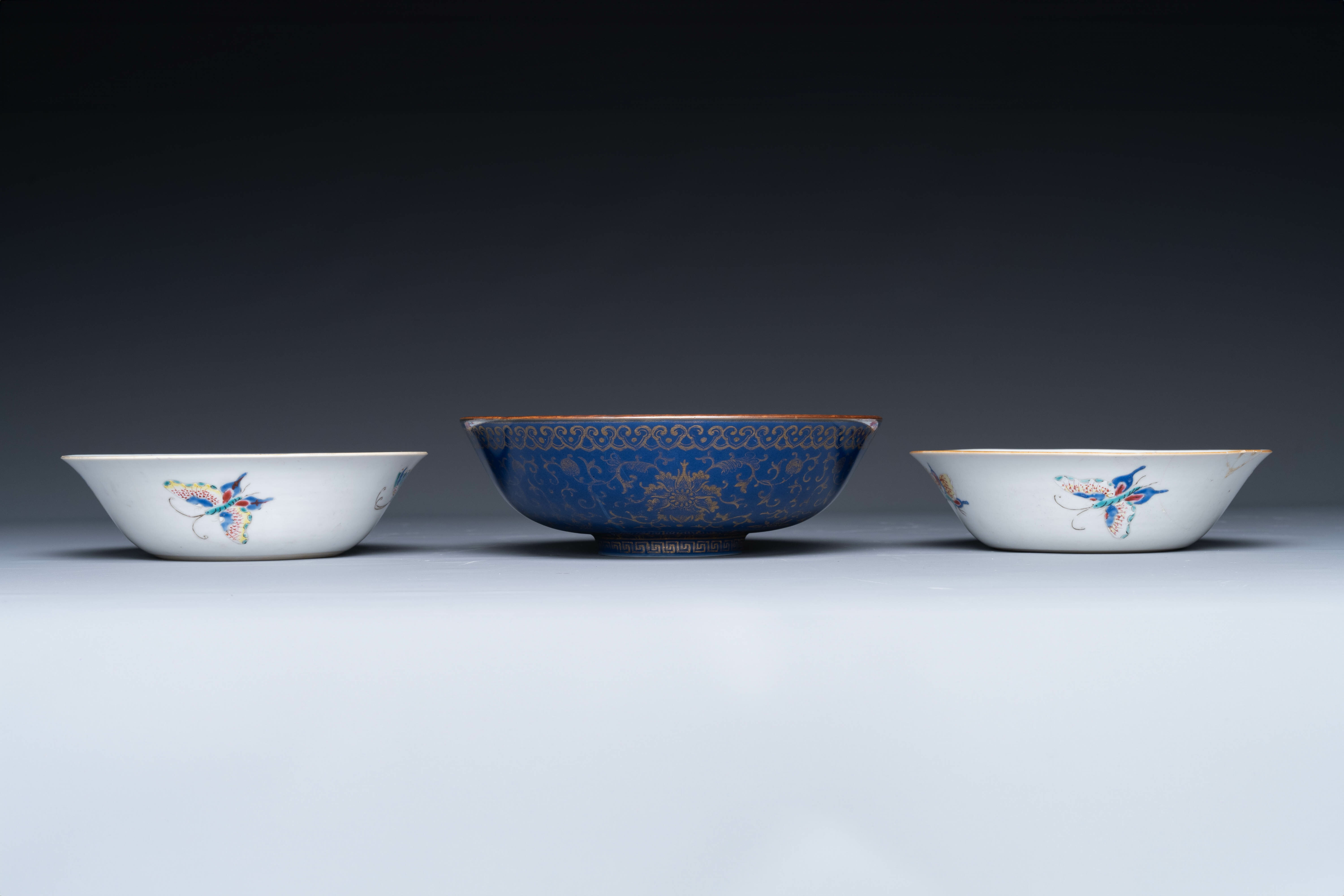A varied collection of Chinese famille rose and Imari-style porcelain, Yongzheng and later - Image 7 of 21