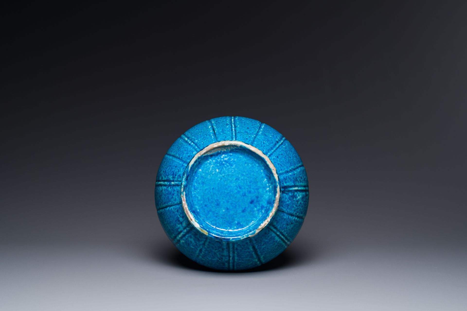A Chinese monochrome powder-blue garlic-mouth vase with chilong handles, 18/19th C. - Bild 3 aus 3