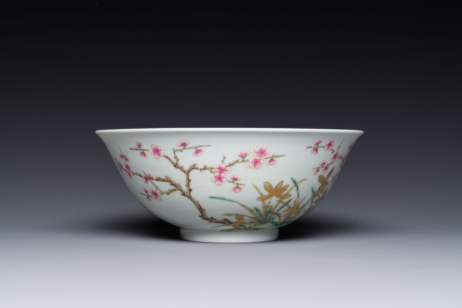 A Chinese famille rose 'plum blossom' bowl, Shen De Tang Zhi æ…Žå¾·å ‚è£½ mark, 19/20th C. - Image 5 of 7