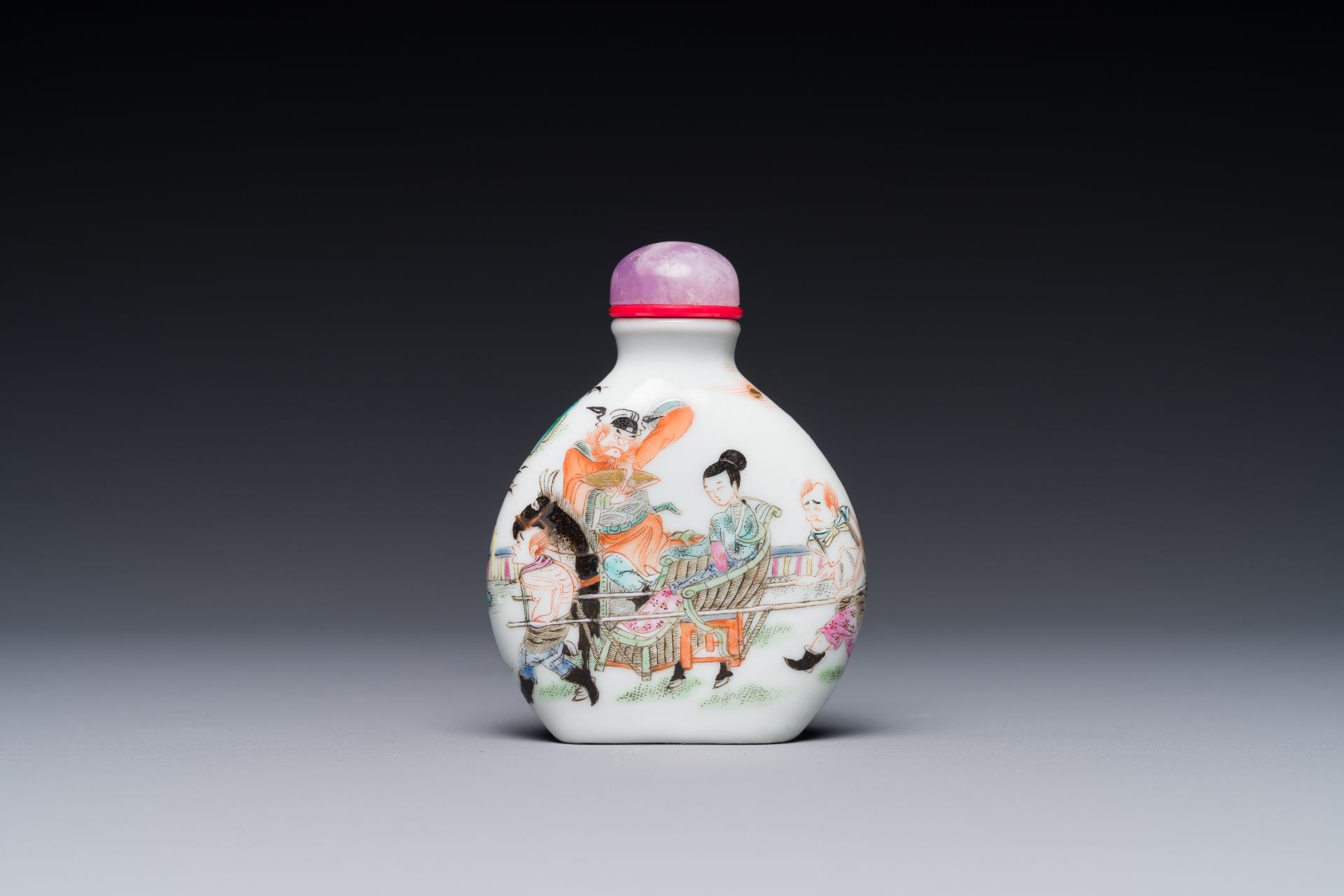 A Chinese famille verte 'marriage of Zongkui's sister' snuff bottle, 19th C. - Bild 2 aus 3