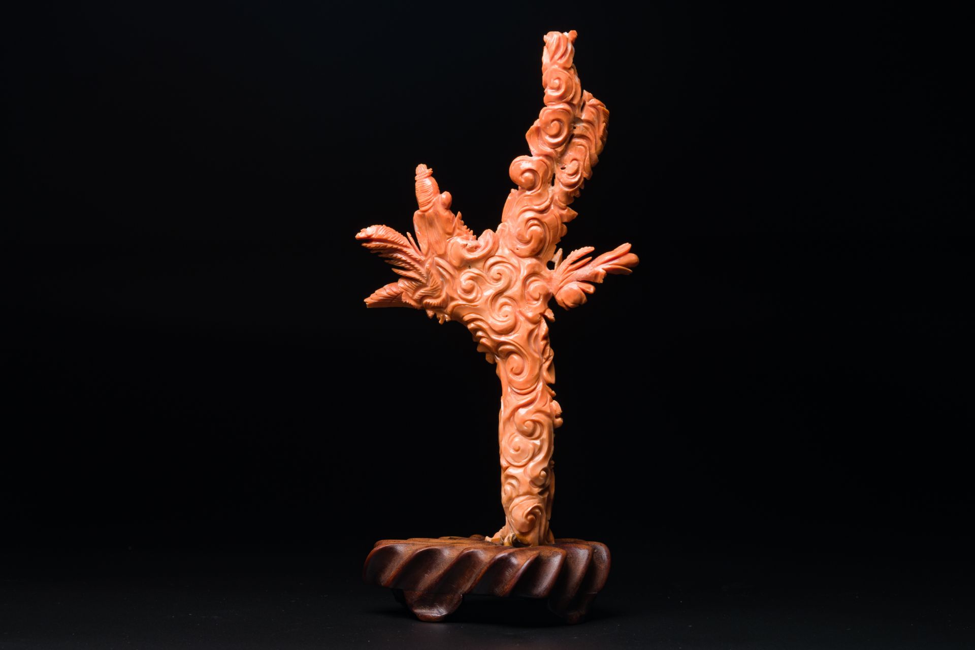 A Chinese red coral figure of 'Xiwangmu' on wooden stand, 19/20th C. - Image 3 of 6