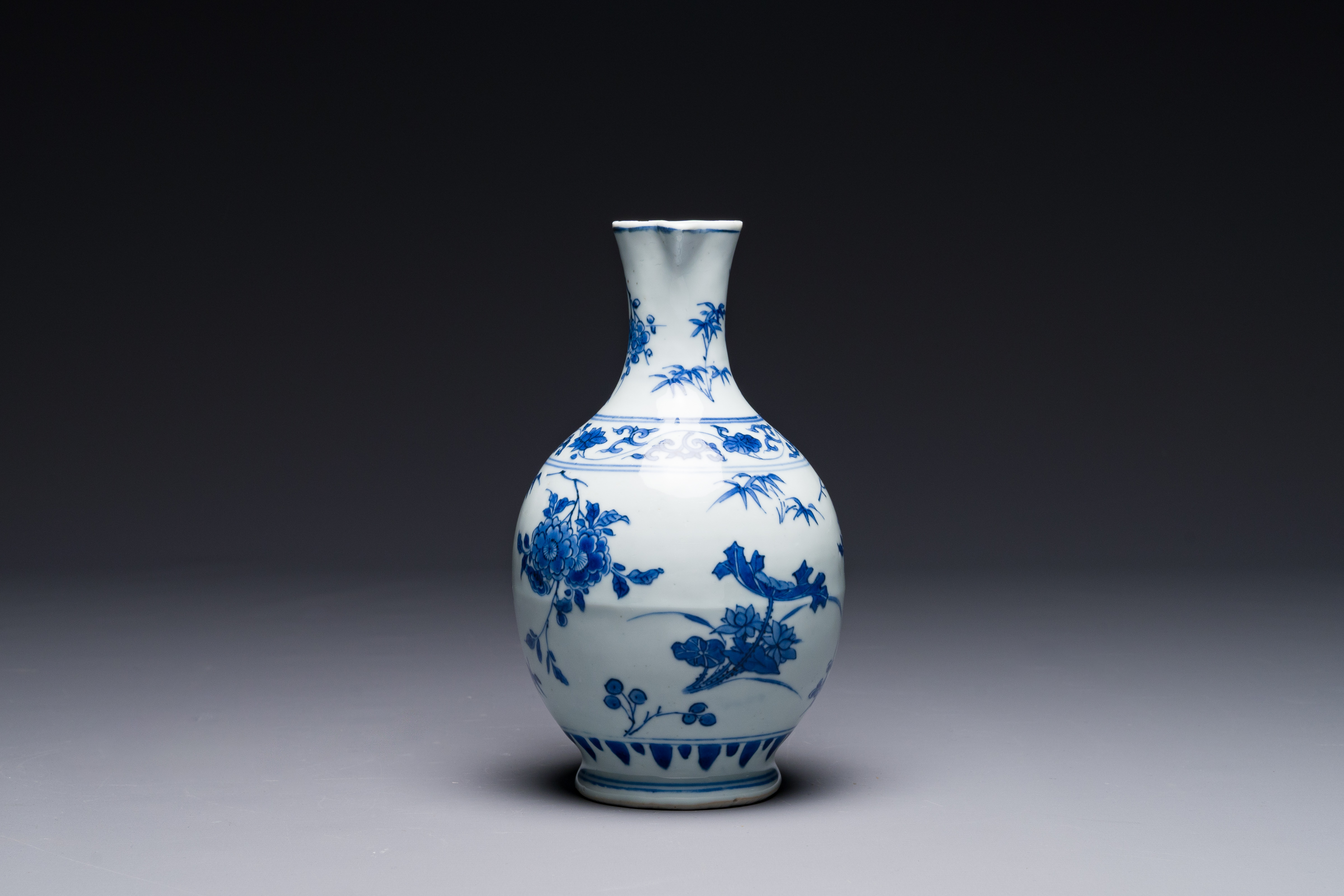 A Chinese blue and white ewer with floral design, Transitional period - Image 4 of 7