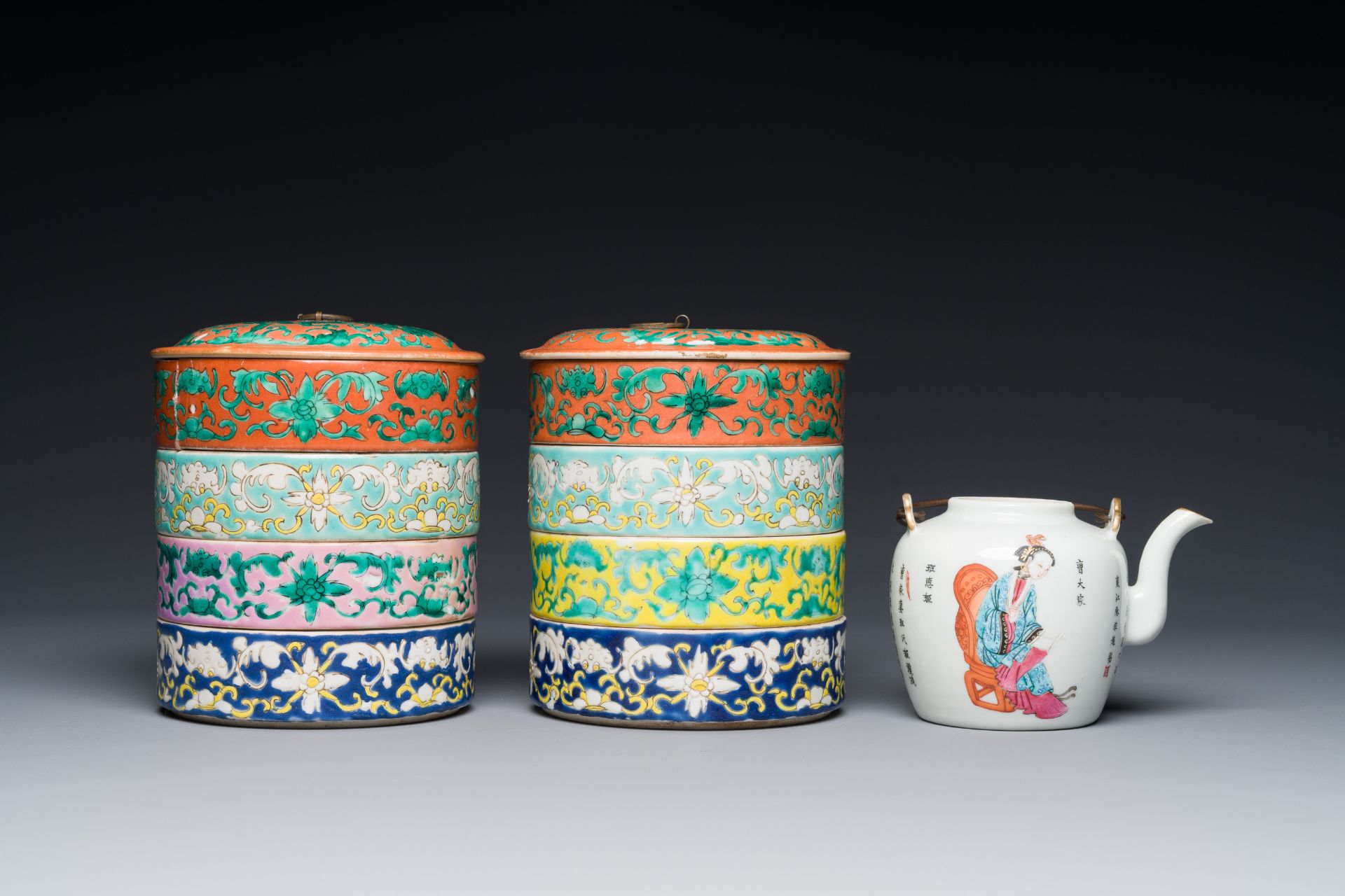 A pair of Chinese famille rose four-tier stacking box and a teapot, 19th C. - Bild 3 aus 4