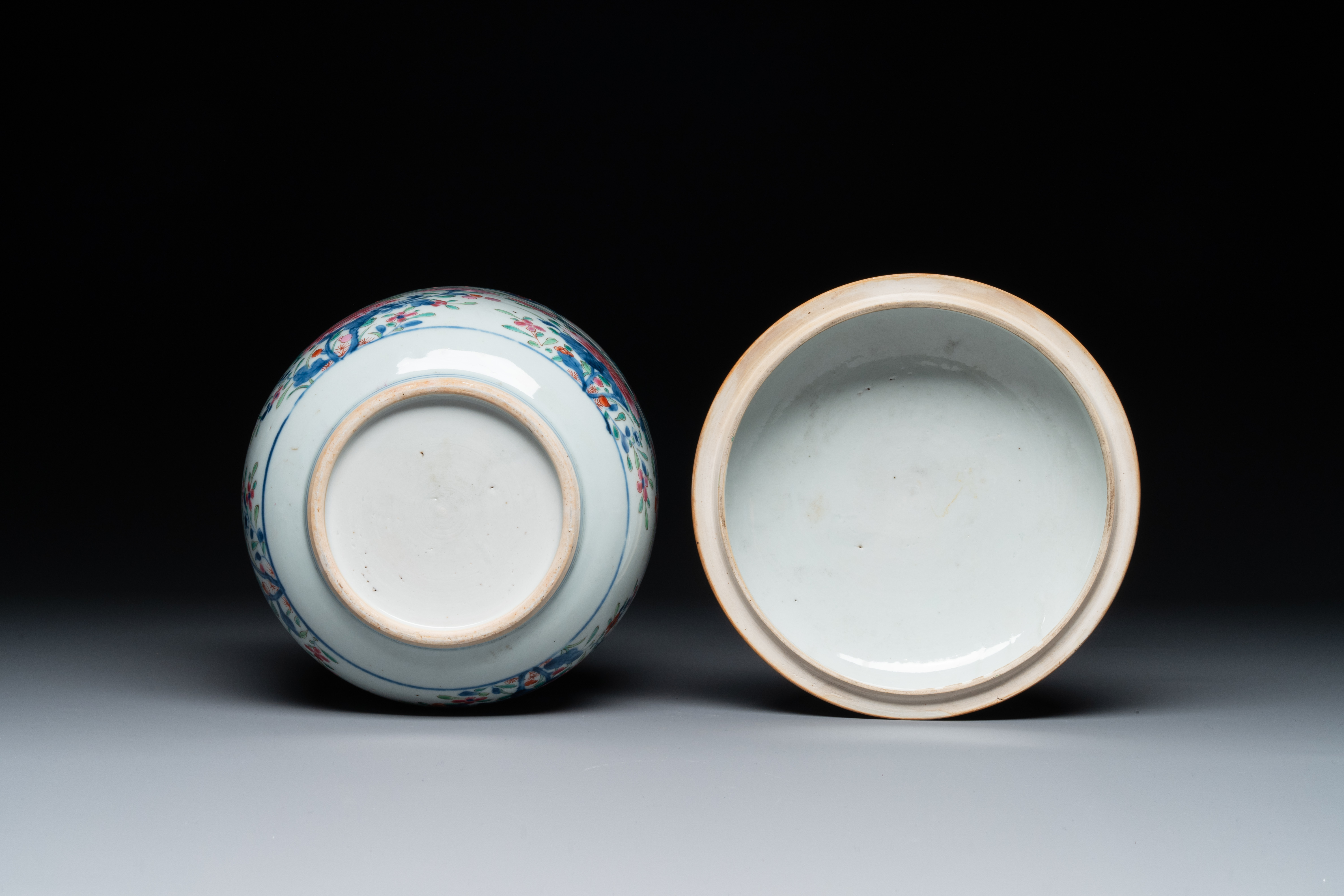 A pair of large Chinese famille rose jars and covers with floral design, Qianlong - Image 10 of 10