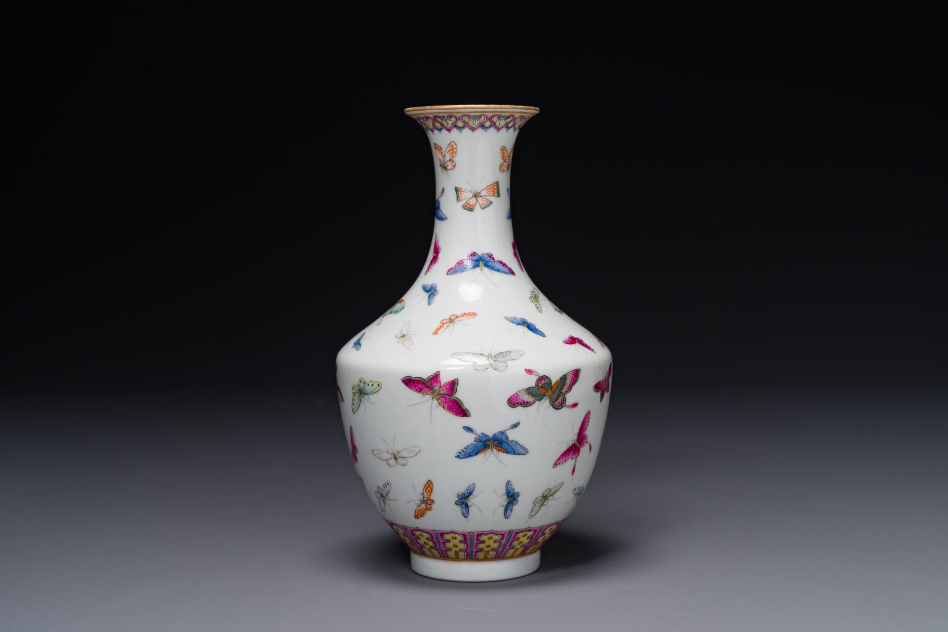 A Chinese famille rose vase with butterfly design, Guangxu mark, 19th C. - Bild 3 aus 6