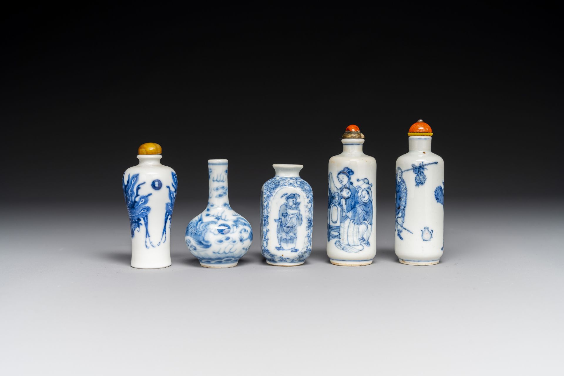 Five various Chinese blue and white snuff bottles, Yongzheng mark, 19/20th - Bild 2 aus 6